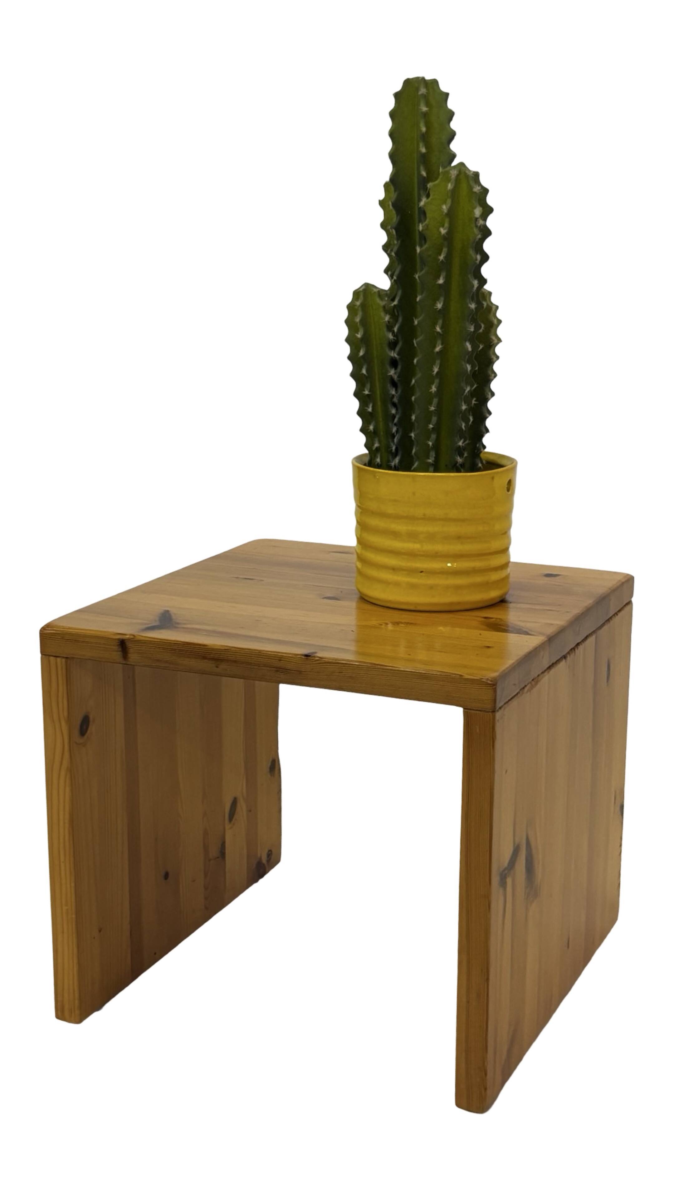 Vintage side table in Pine wood 1970s small table