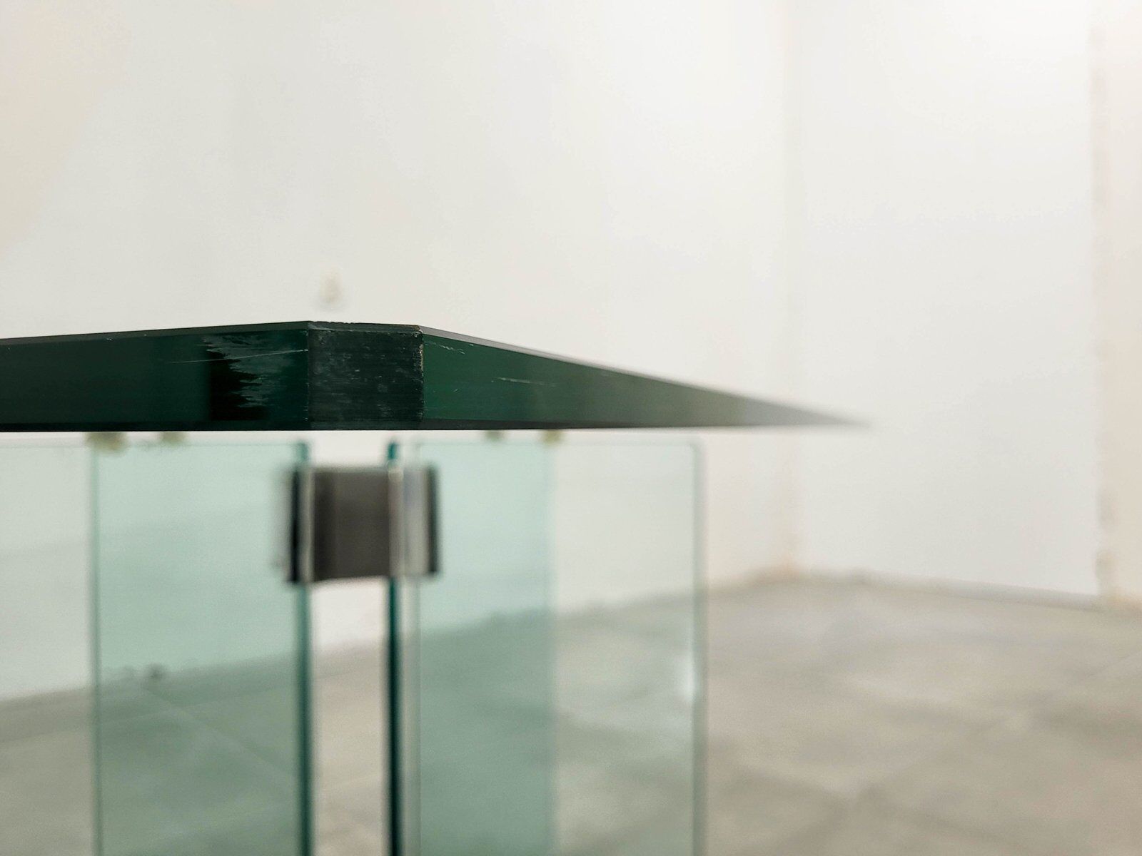 Table basse en verre vintage attribuée à Peter Ghyczy, années 1970