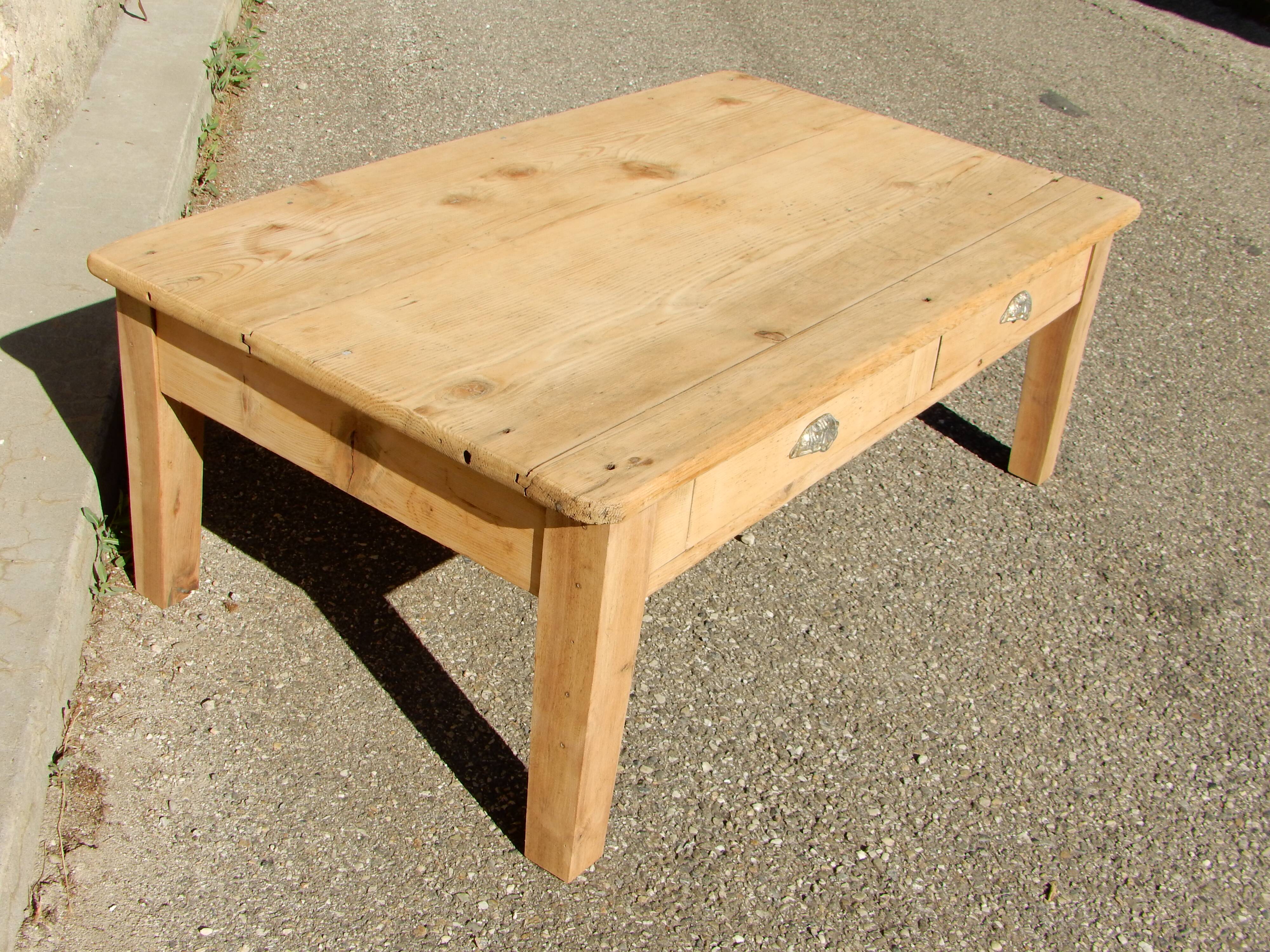Ancienne table basse de ferme en sapin