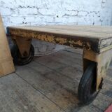 Table basse en bois et métal, ancien chariot industriel