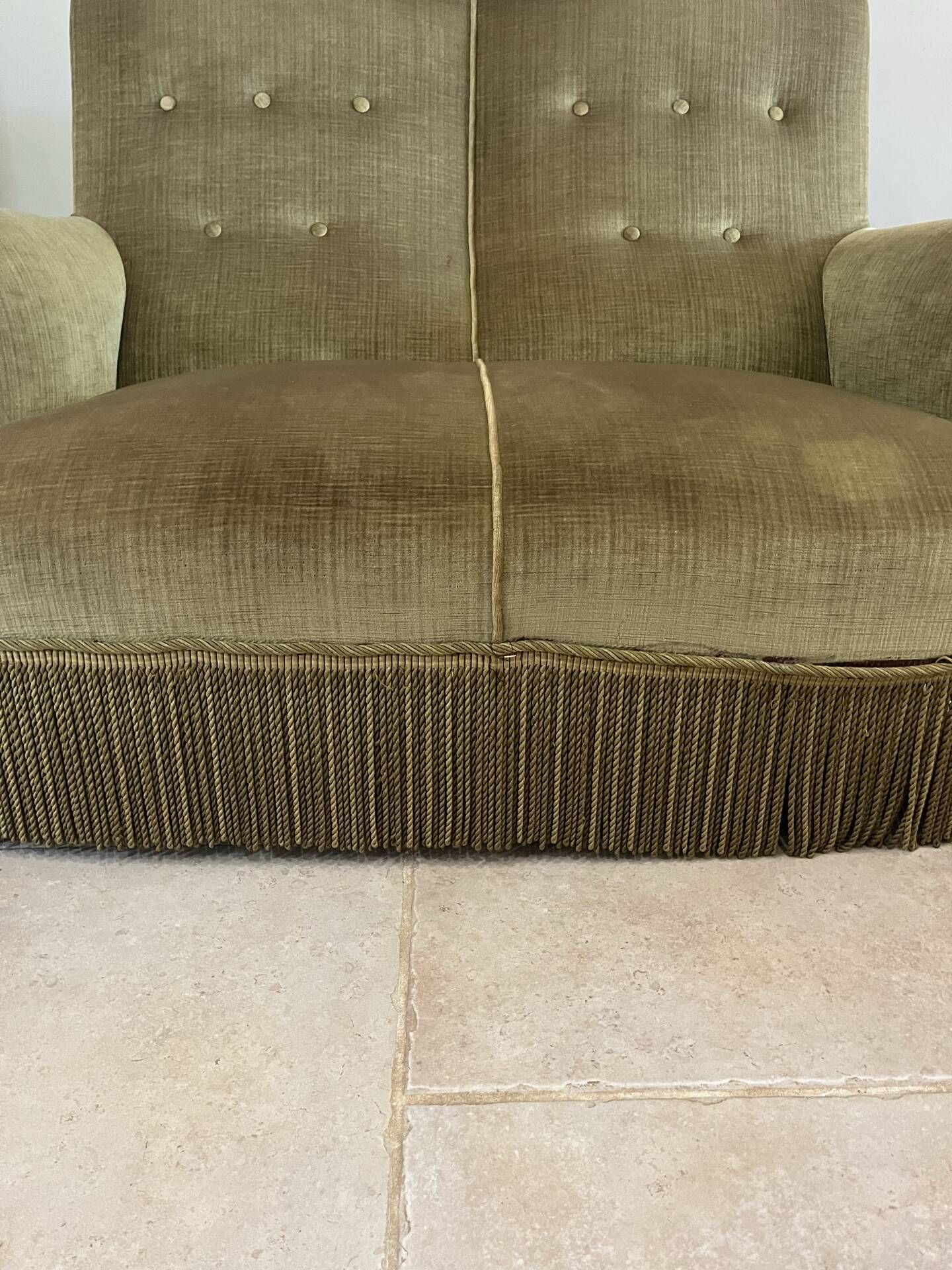 canapé crapaud double vintage en tissu vert olive et passementerie 