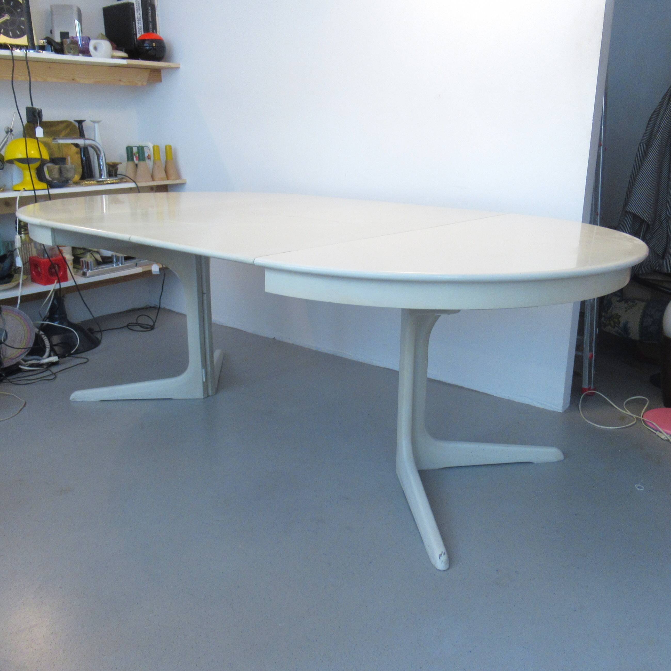 Extendable Danish dining room round table from the 1960s.