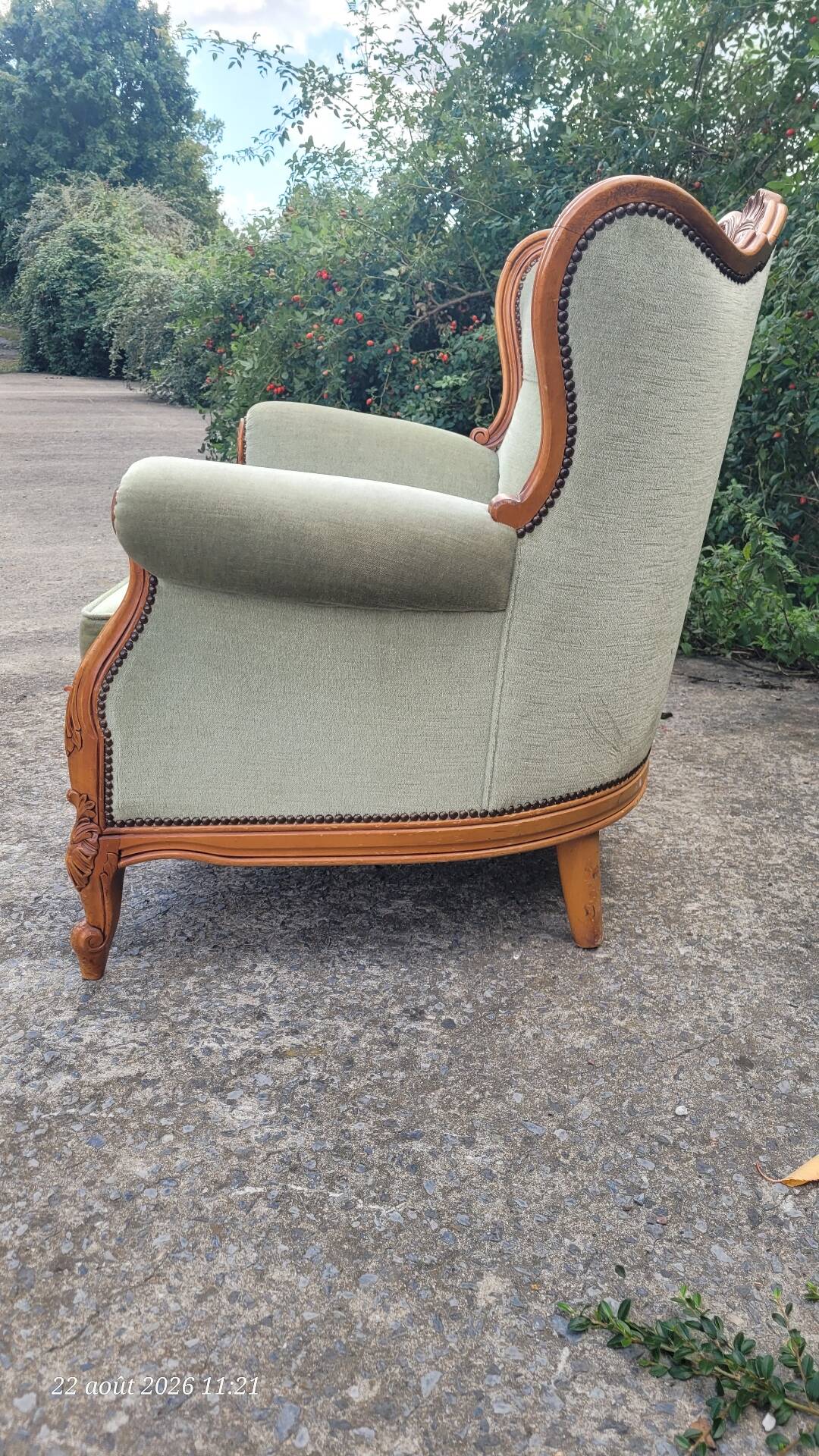 Fauteuil ancien Louis XV  en velours vert d eau