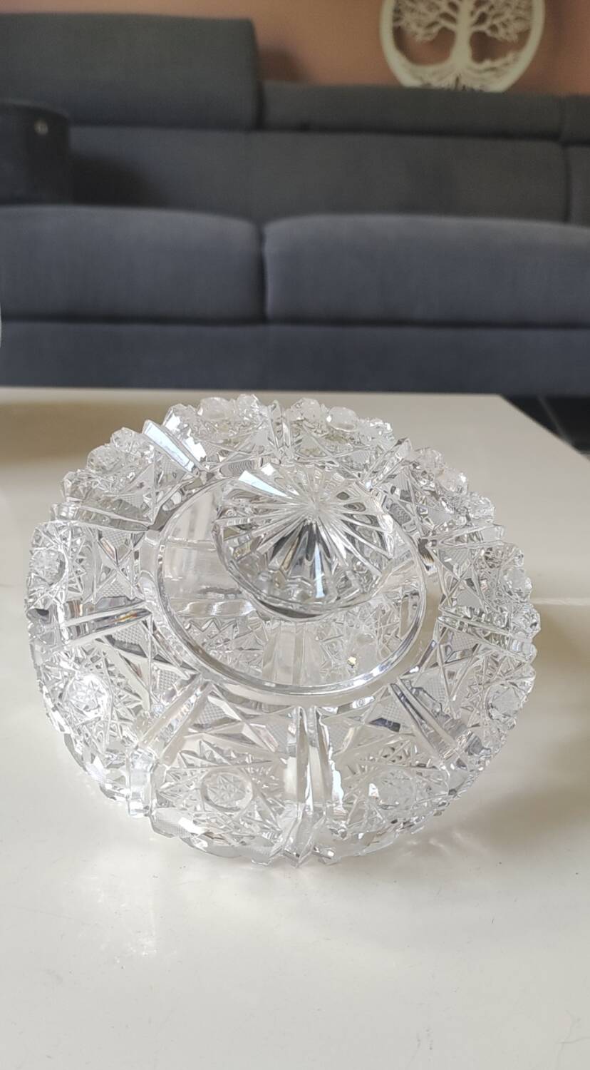 Bonbonnière ronde Cristal Bohème taillé. Motifs étoilés . Diam 15 cm