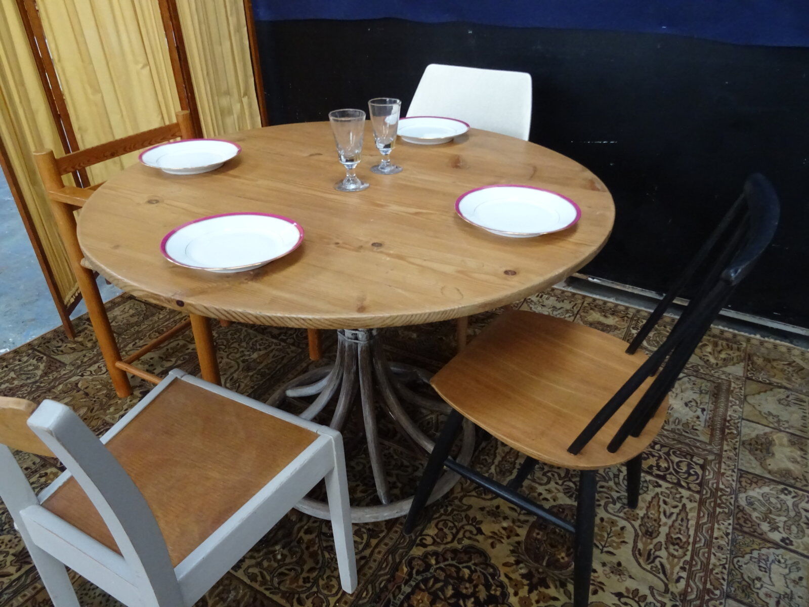 Tulip footing round table