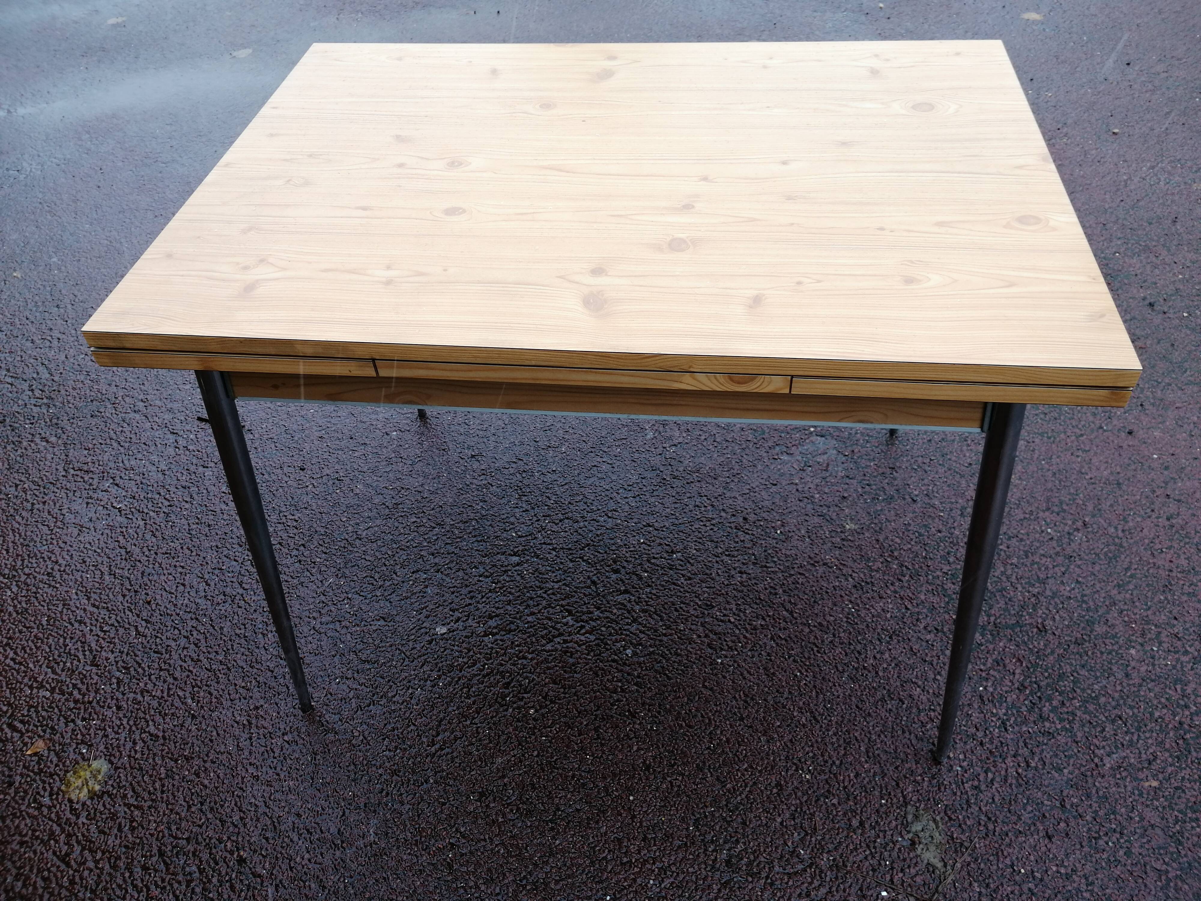 Table in formica