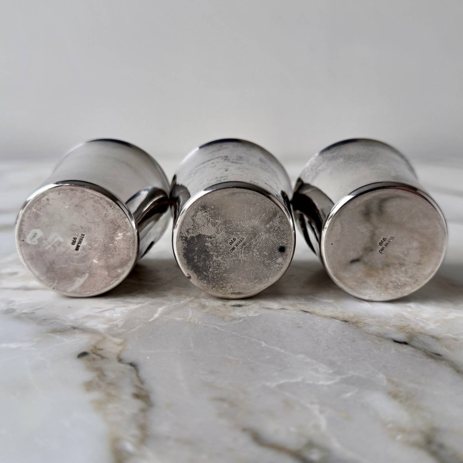 Set of 3 small silver 970 sterling cups with enamelled flags from the 20th century.