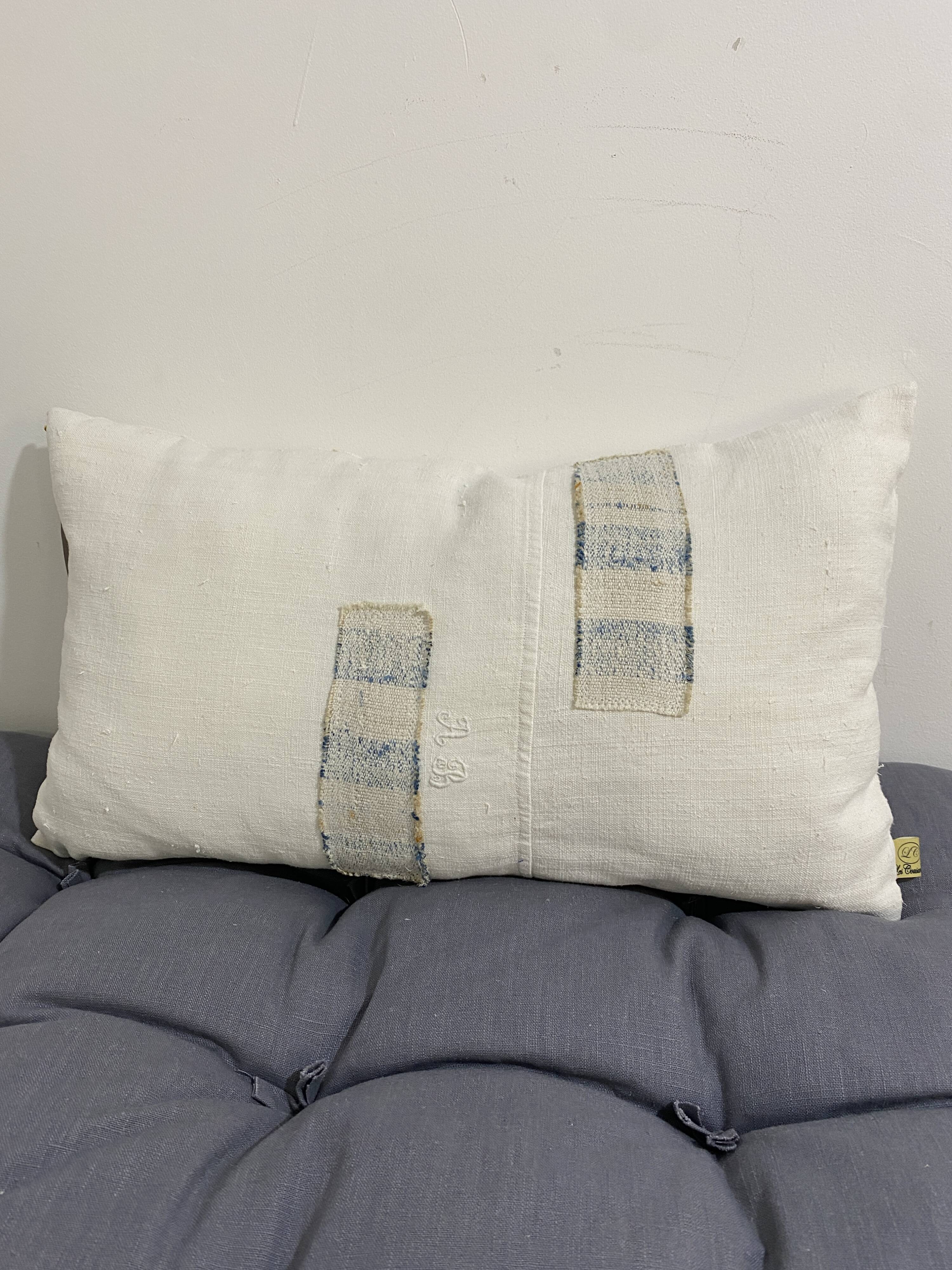 Coussin artisanal en toile ancienne style Kilim