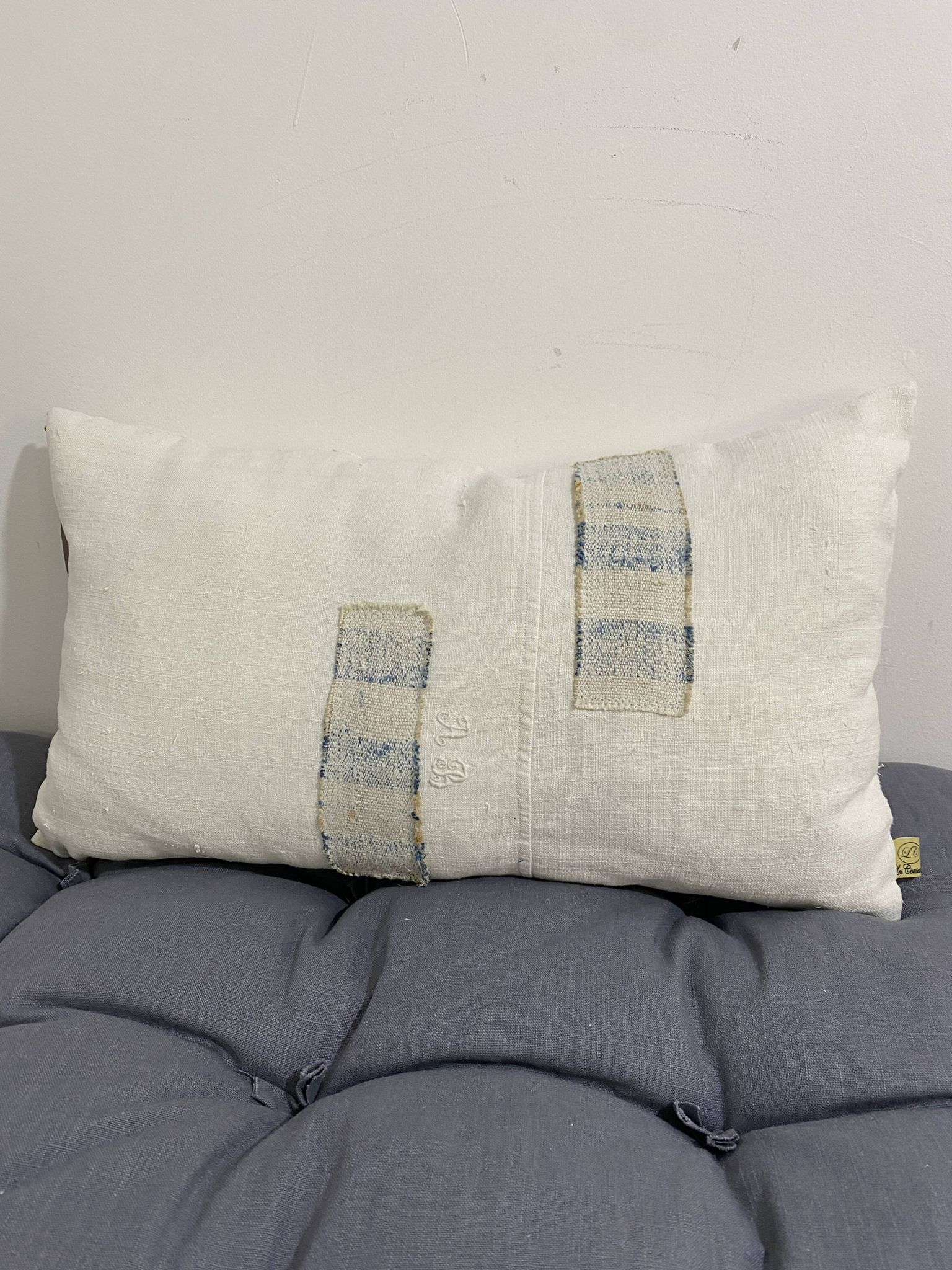 Coussin artisanal en toile ancienne style Kilim