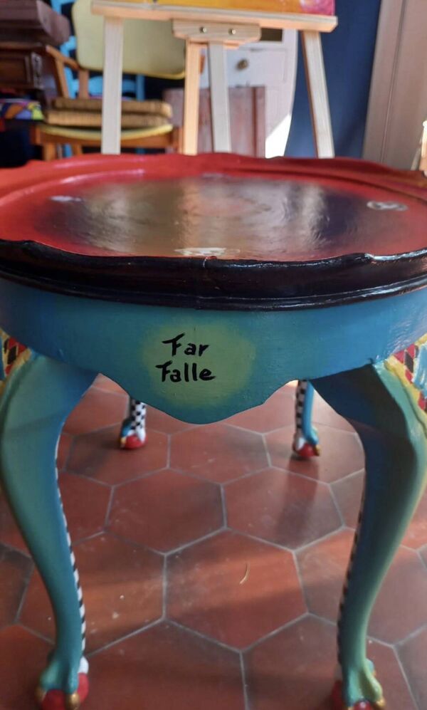 Table d'appoint « Mange-moi, bois-moi ». Ancienne, relookée, sur le thème d