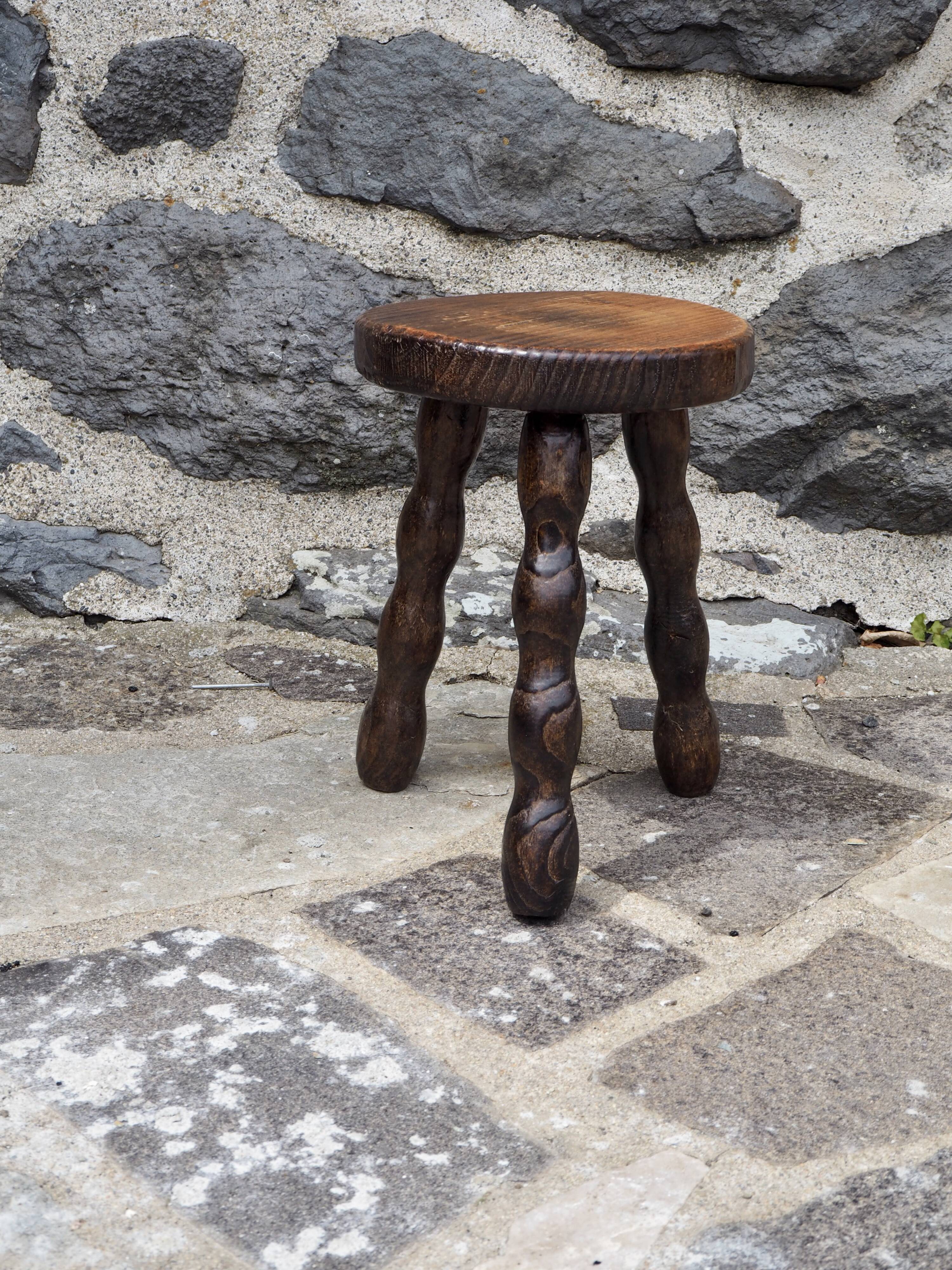 Tripod stool with spool legs