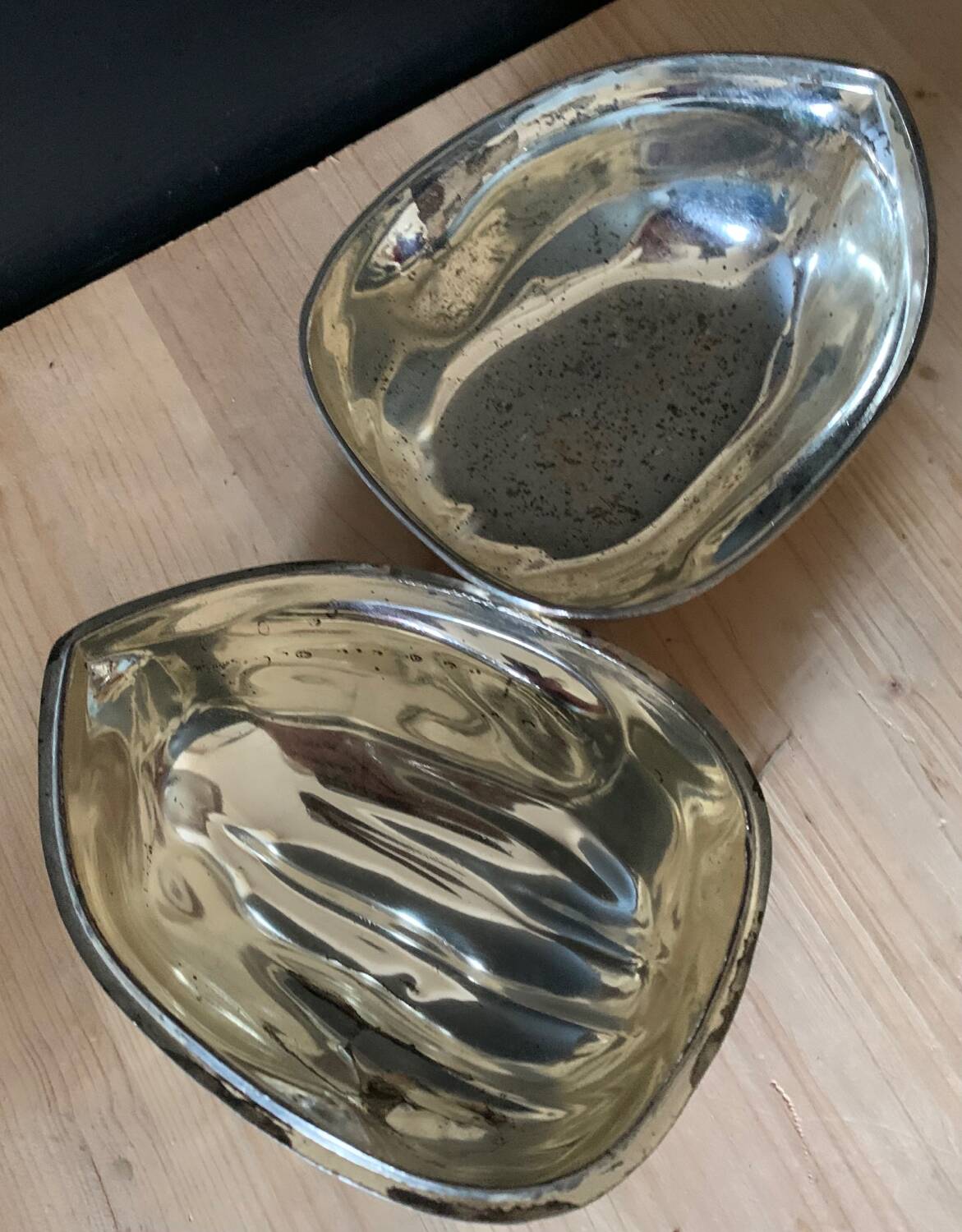 Walnut-shaped box in silver metal