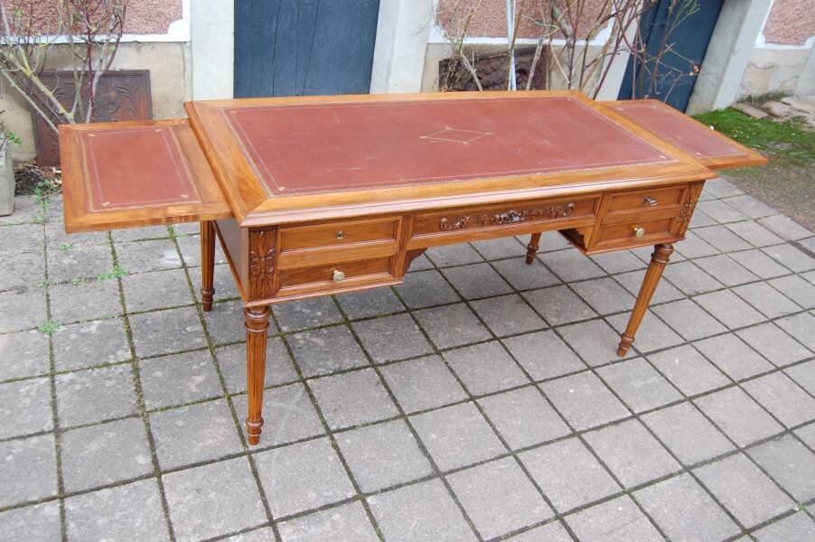 Napoleon III desk in Louis XVI style made of walnut from the late 19th century.