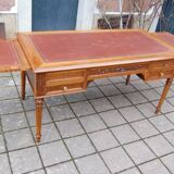 Napoleon III desk in Louis XVI style made of walnut from the late 19th century.