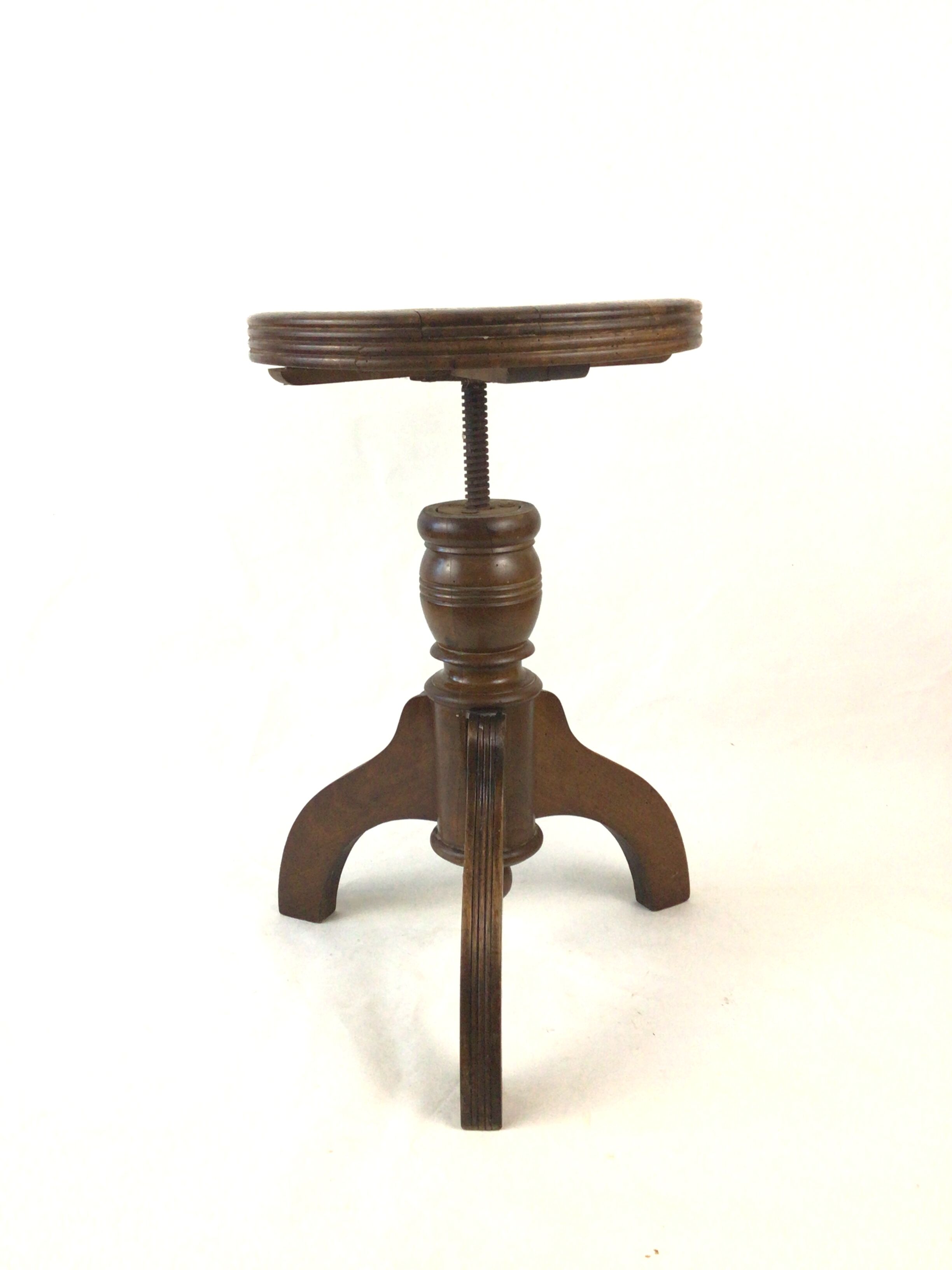 Canned piano stool with screws