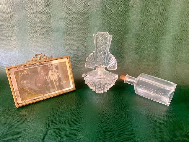 Art Deco perfume bottle in bohemian crystal engraved 1930