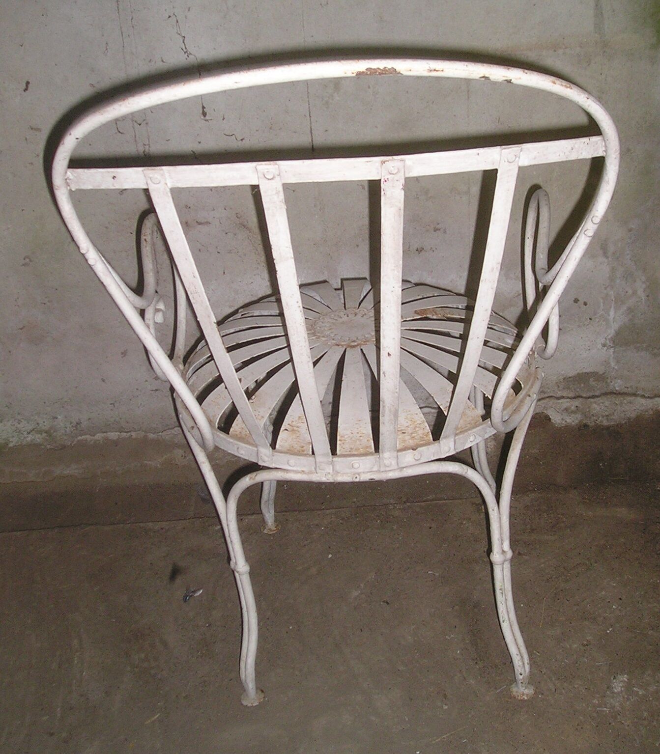 Wrought iron garden armchair with riveted flexible blades early XXth