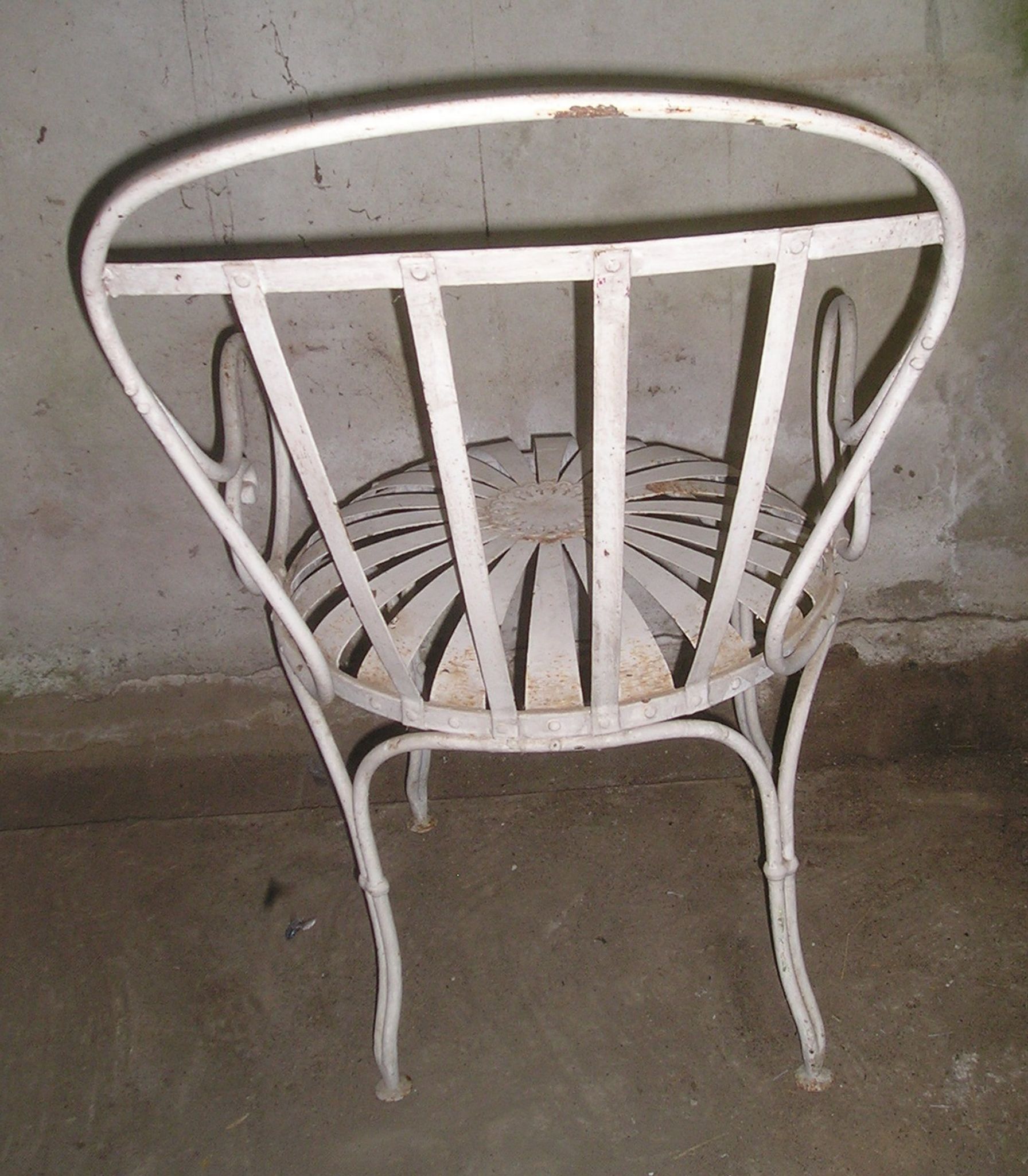 Fauteuil de jardin fer forgé à lames flexibles rivetées début XXè