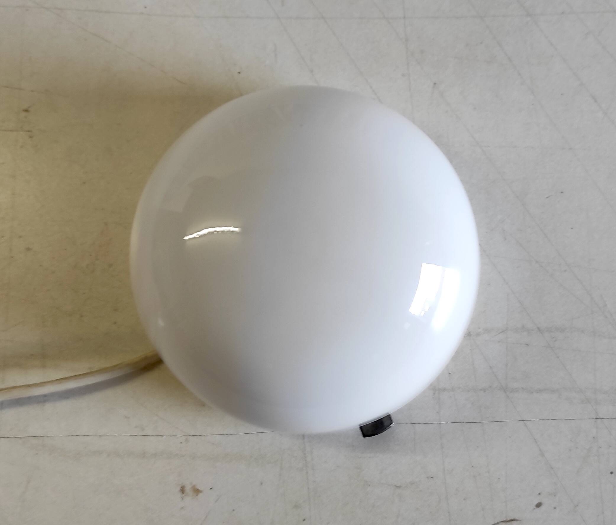 Plafonnier ou applique globe opaline diam. 15 cm - mid. XXème