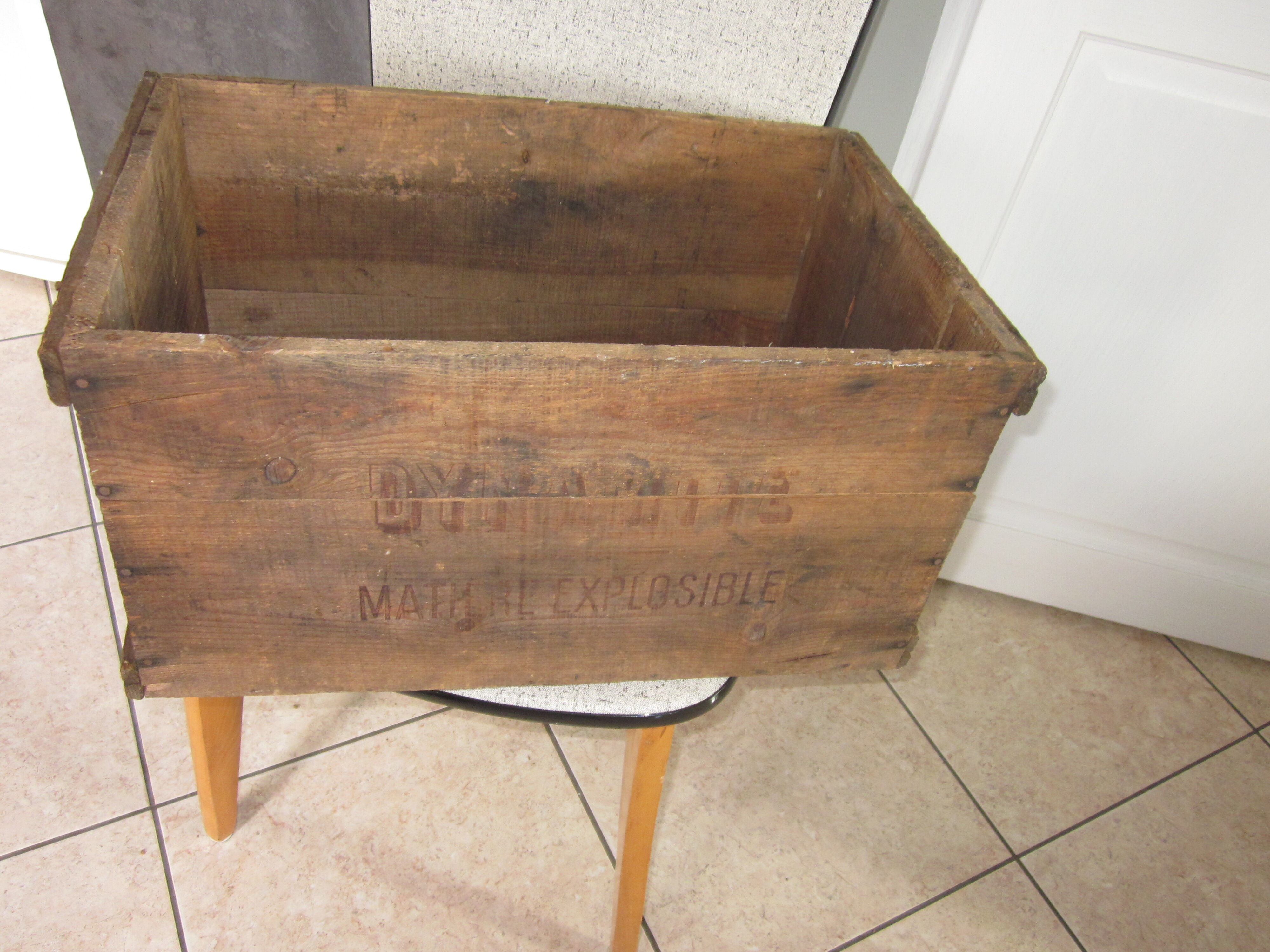 Caisse ancienne en bois dynamite