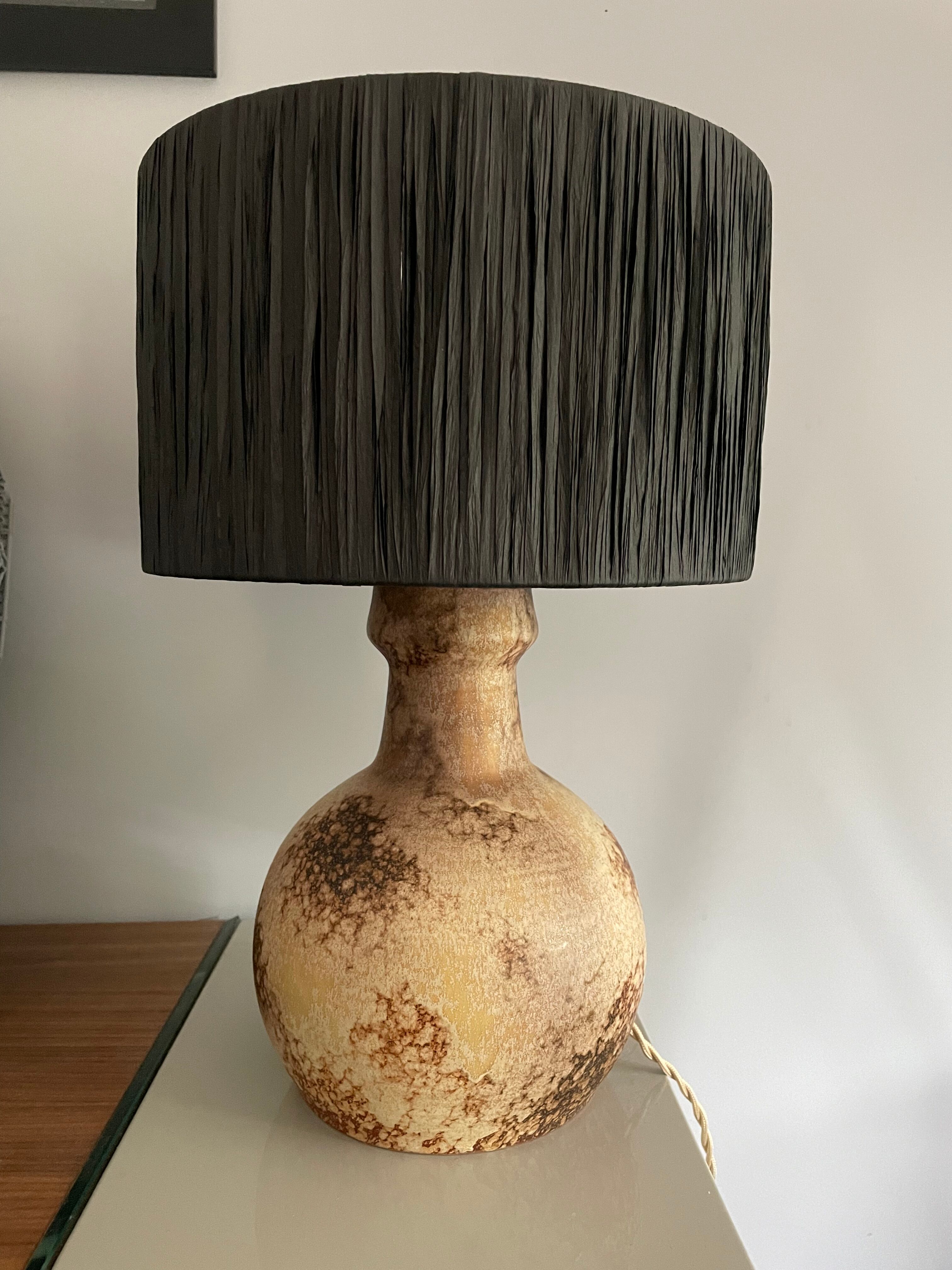 Lampe en grès et raphia