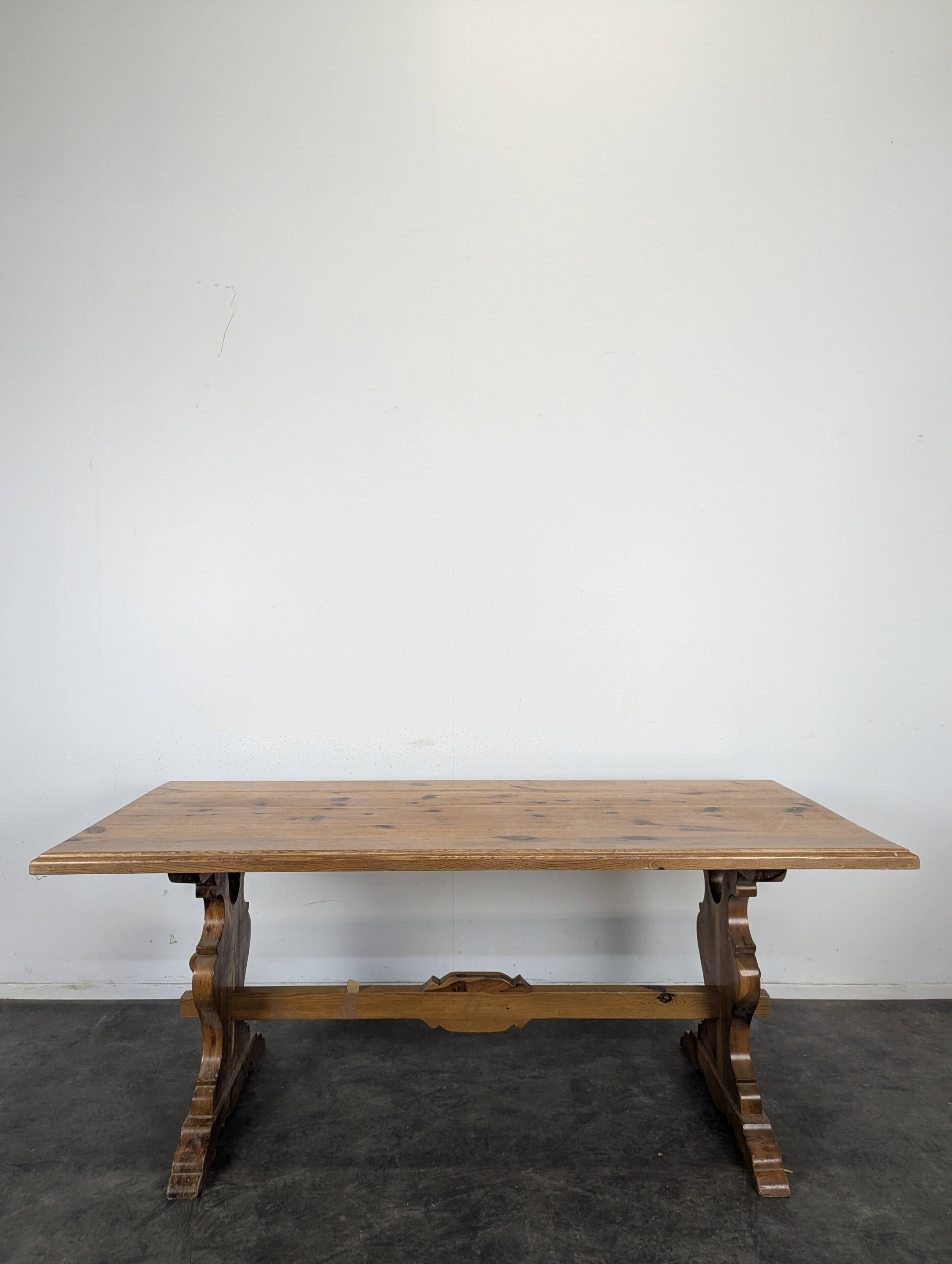 Grande table de ferme en pin à piètement en lyre