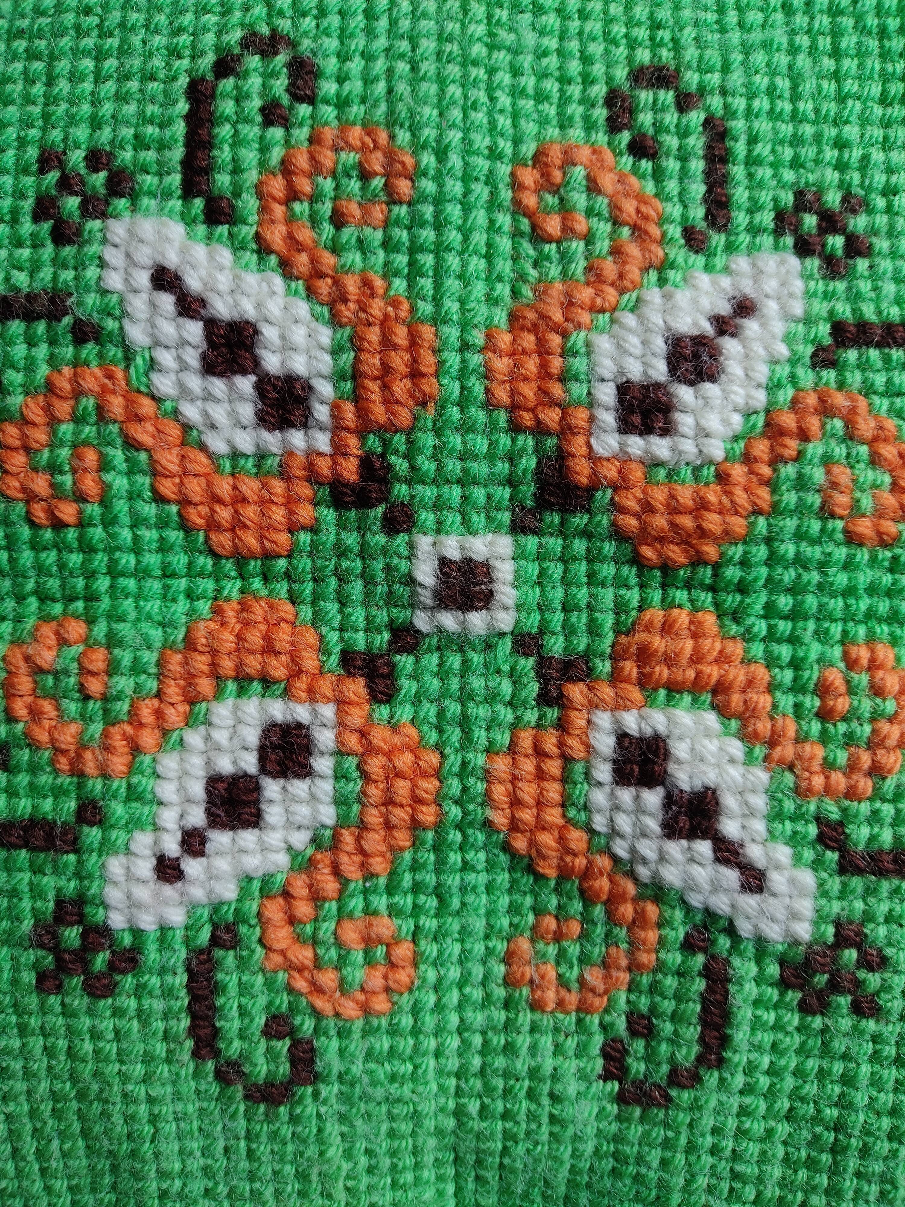 Coussin brodé canevas vintage