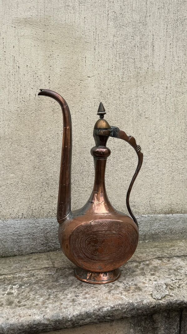 Ancienne aiguière orientale cuivre & laiton gravé – décor artisanal –