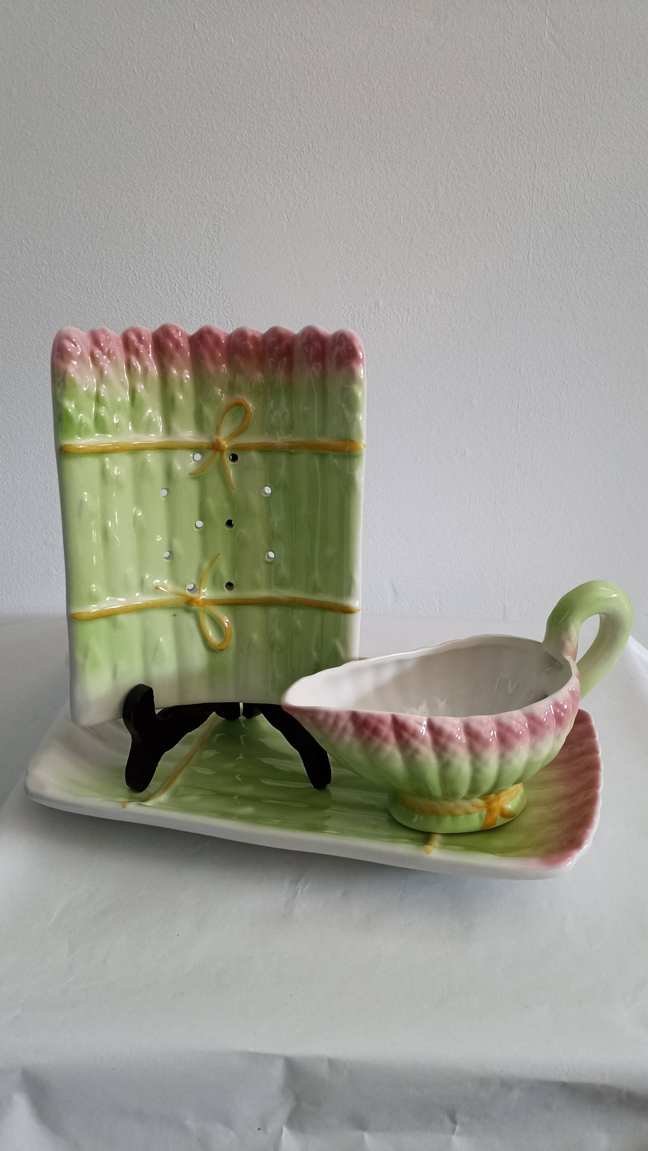 Double asparagus dish, slush sauce boat