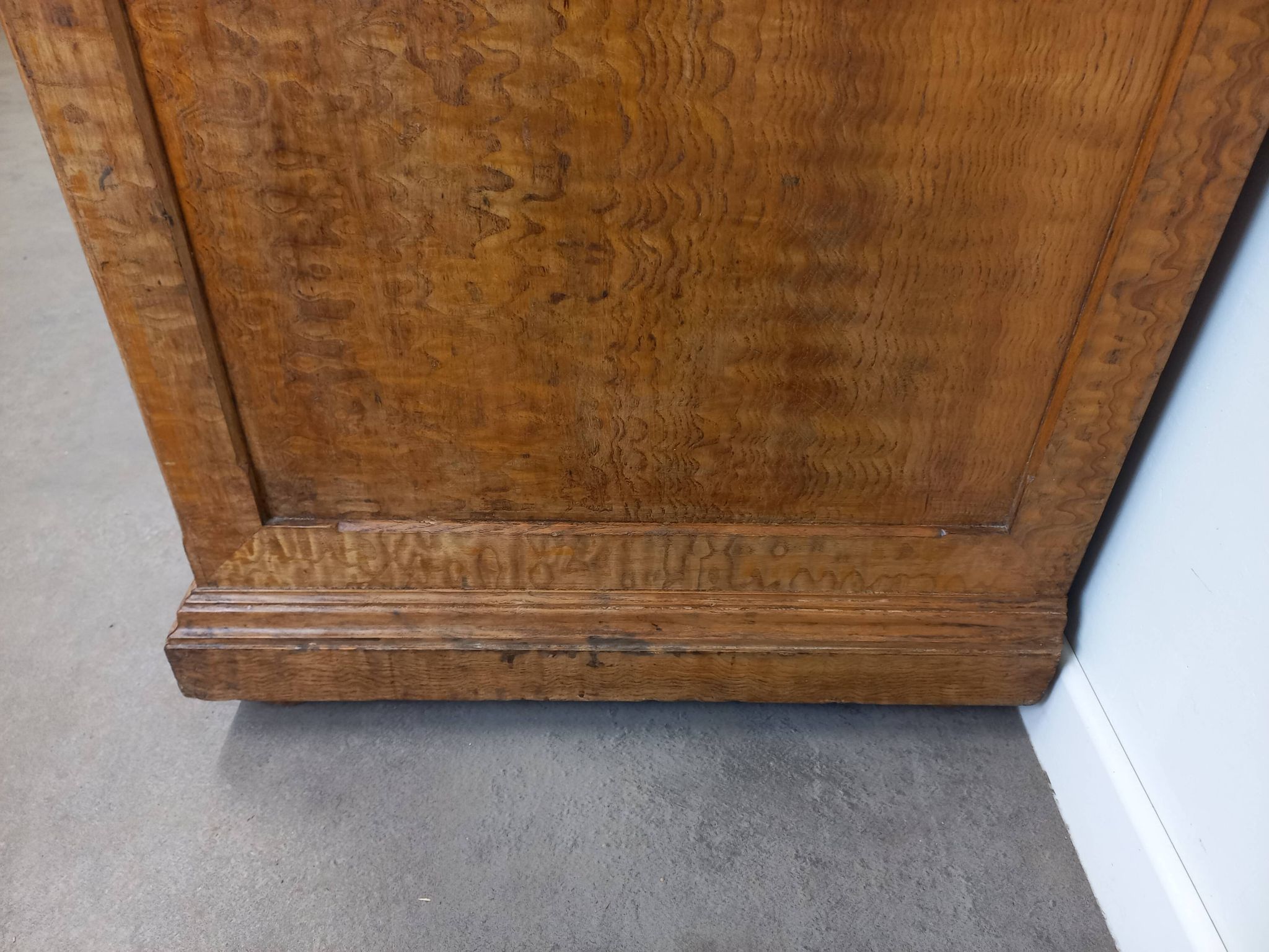Marble top store bank