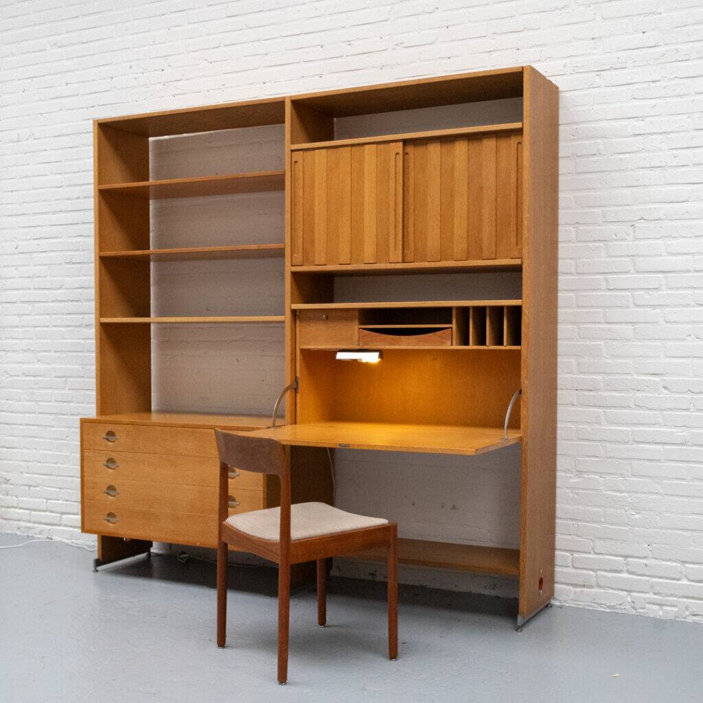 Etagère murale RY 100 par Hans Wegner pour Ry Møbler 1960