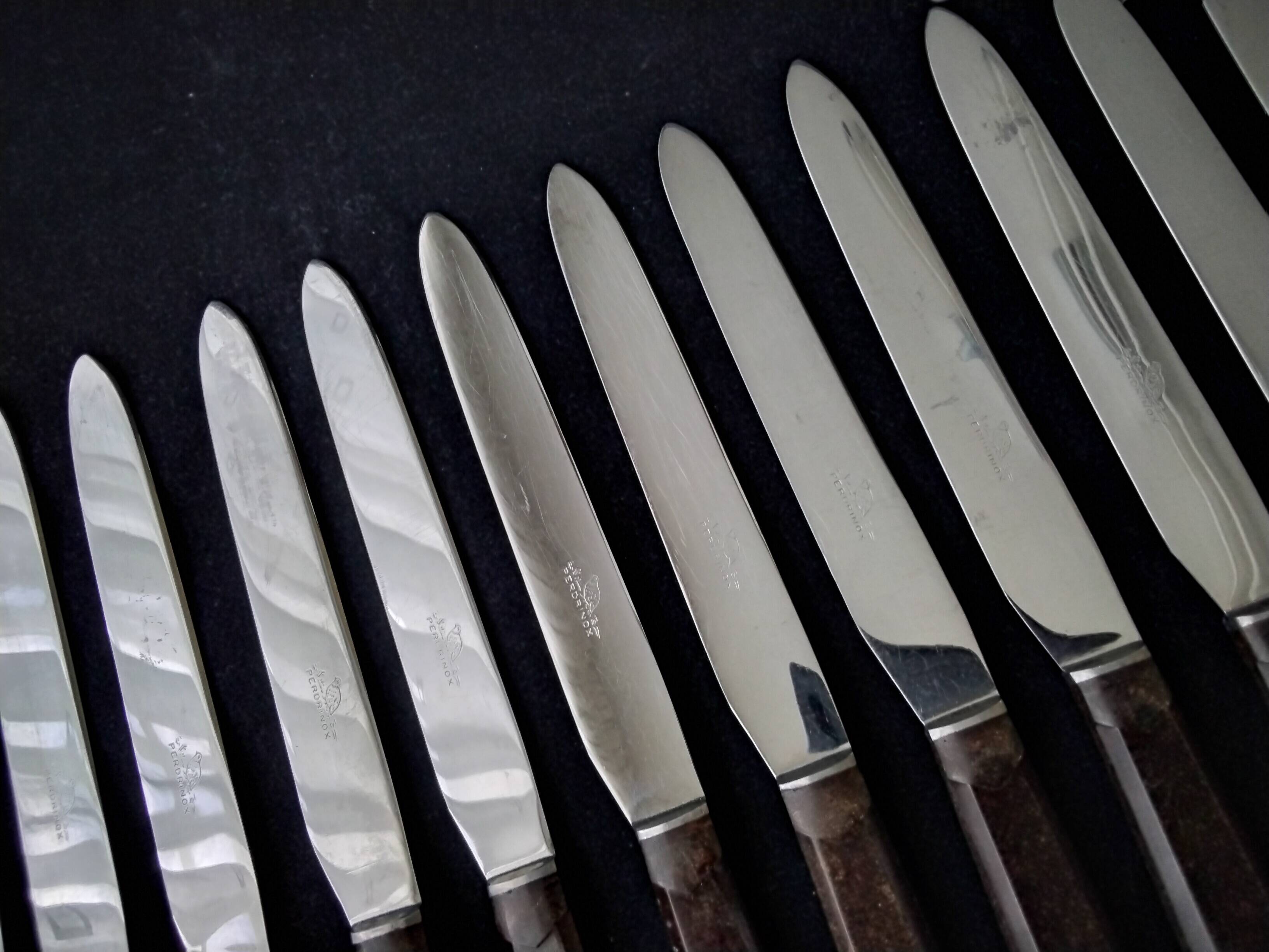 Coffret de 12 couteaux de table vintage  inox et bakélite brune