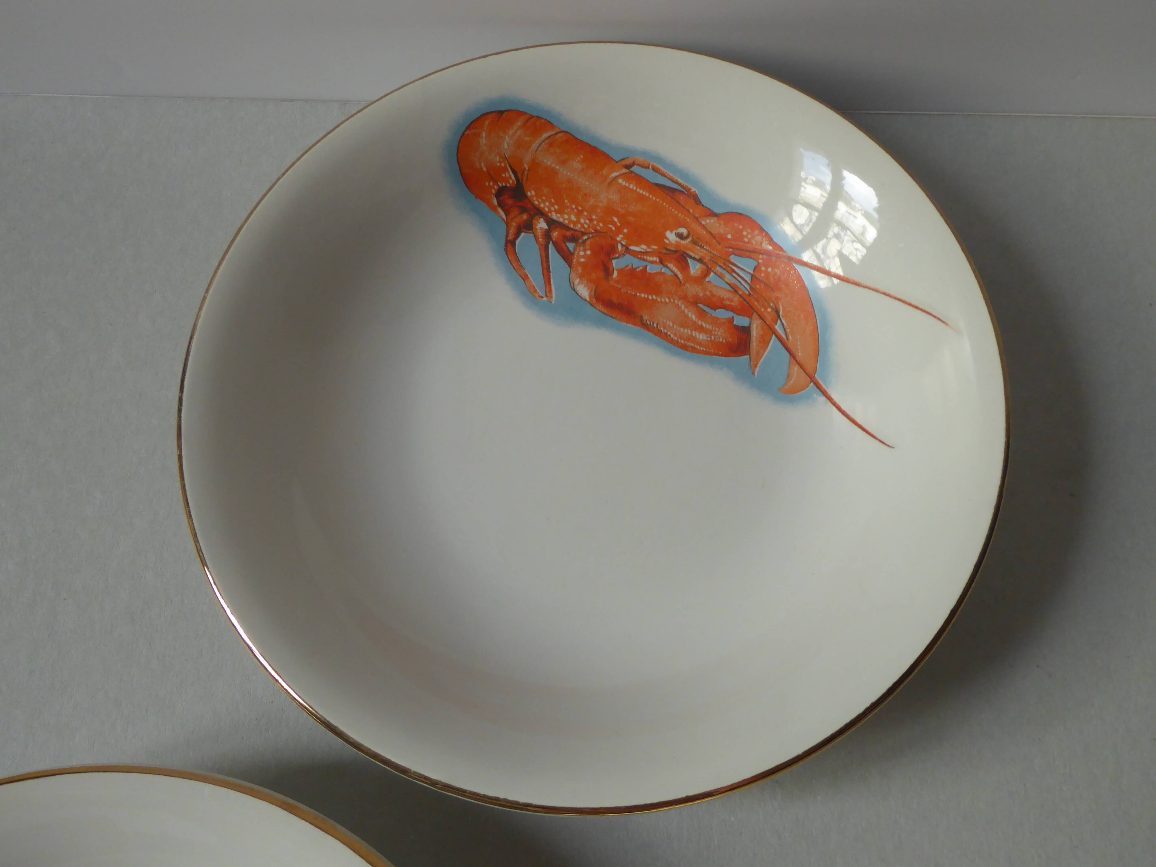 Huit assiettes creuses en faïence à décor de Homards