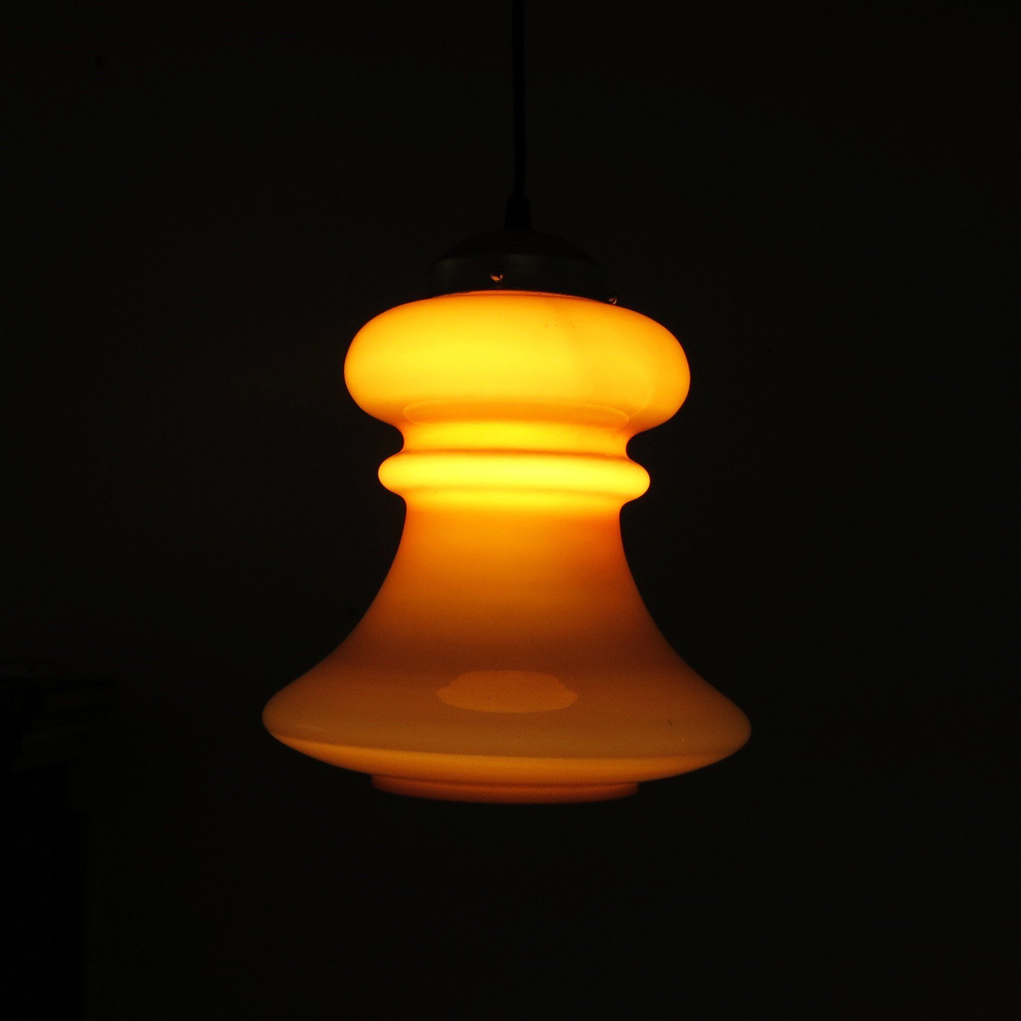 Paire de suspensions vintage en verre opalin années 1960