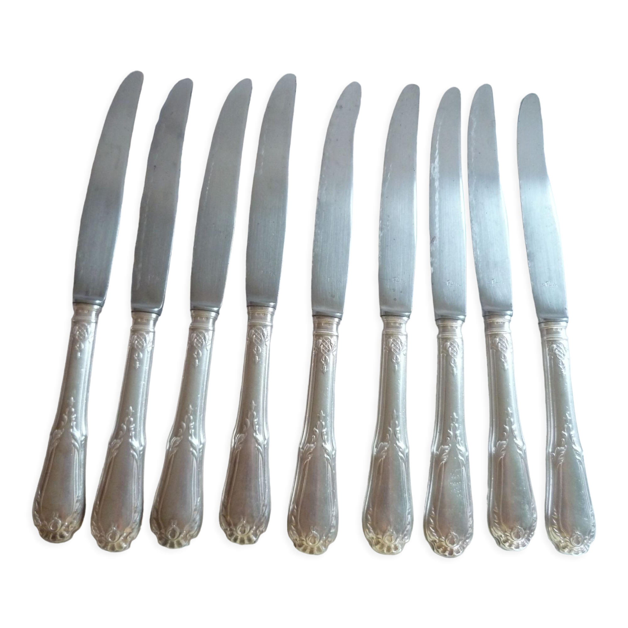 Set of 9 table knives in met. silver style louis XV "shell"