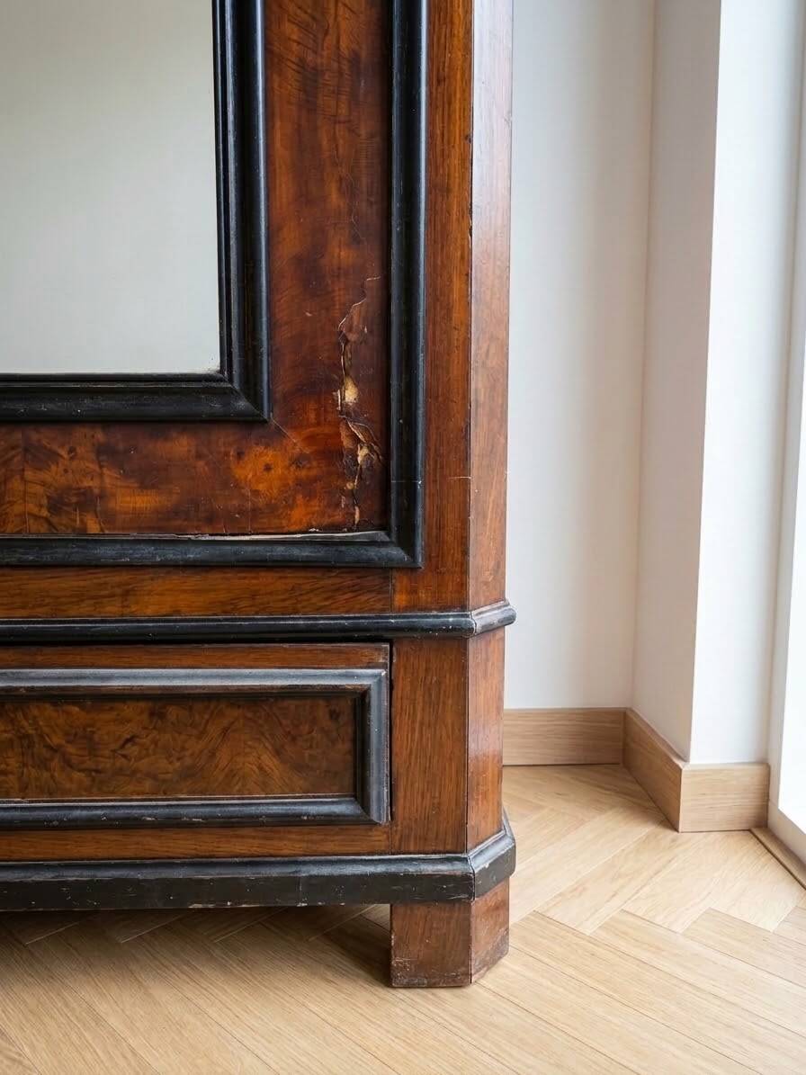 Armoire ancienne en noyer avec miroir