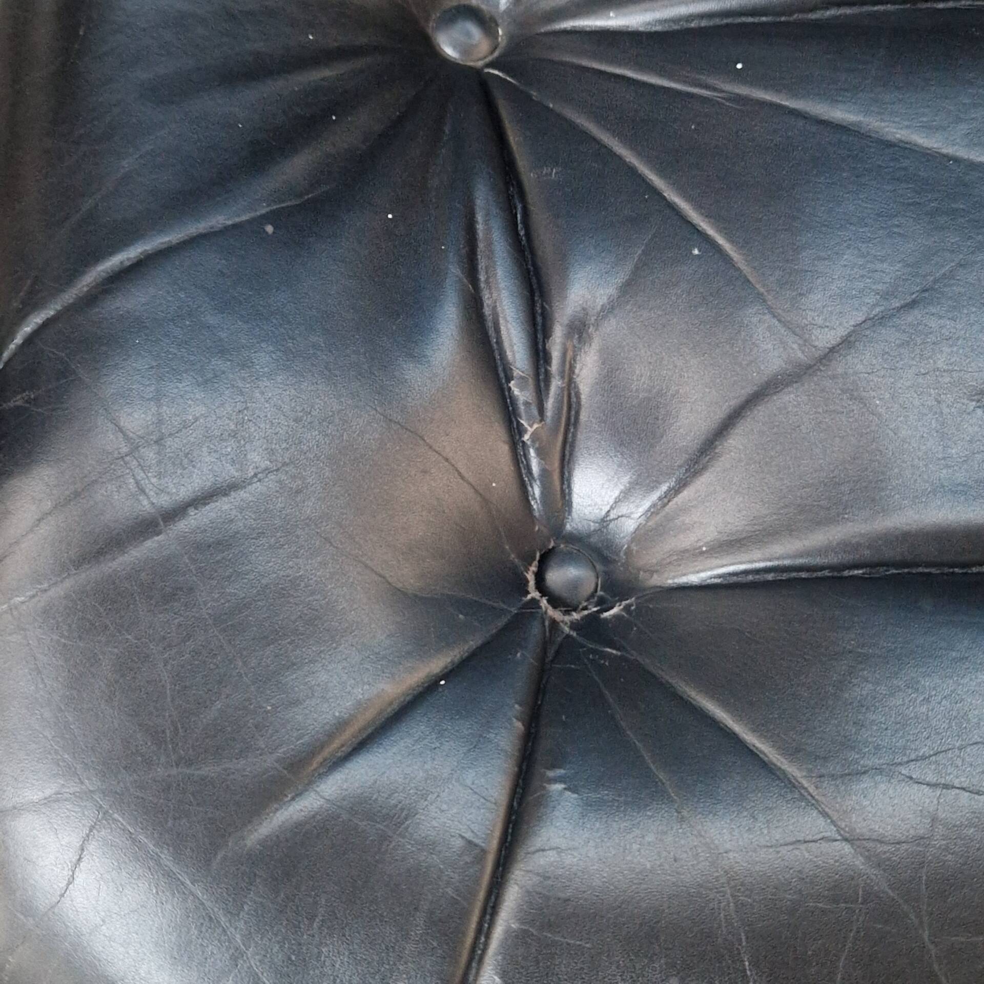 Pair of Comforto armchairs in black leather. Vintage 70s.