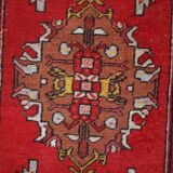Tapis vintage fait main Yastik en laine rouge vif (50cm x 96cm)