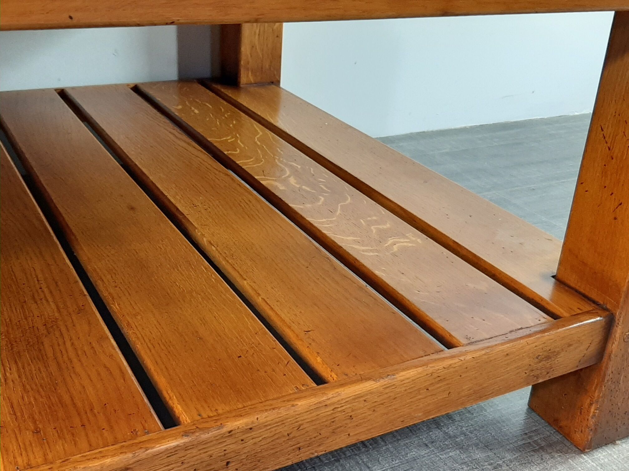 Table basse danoise en chêne début XXème siècle plateau à damier