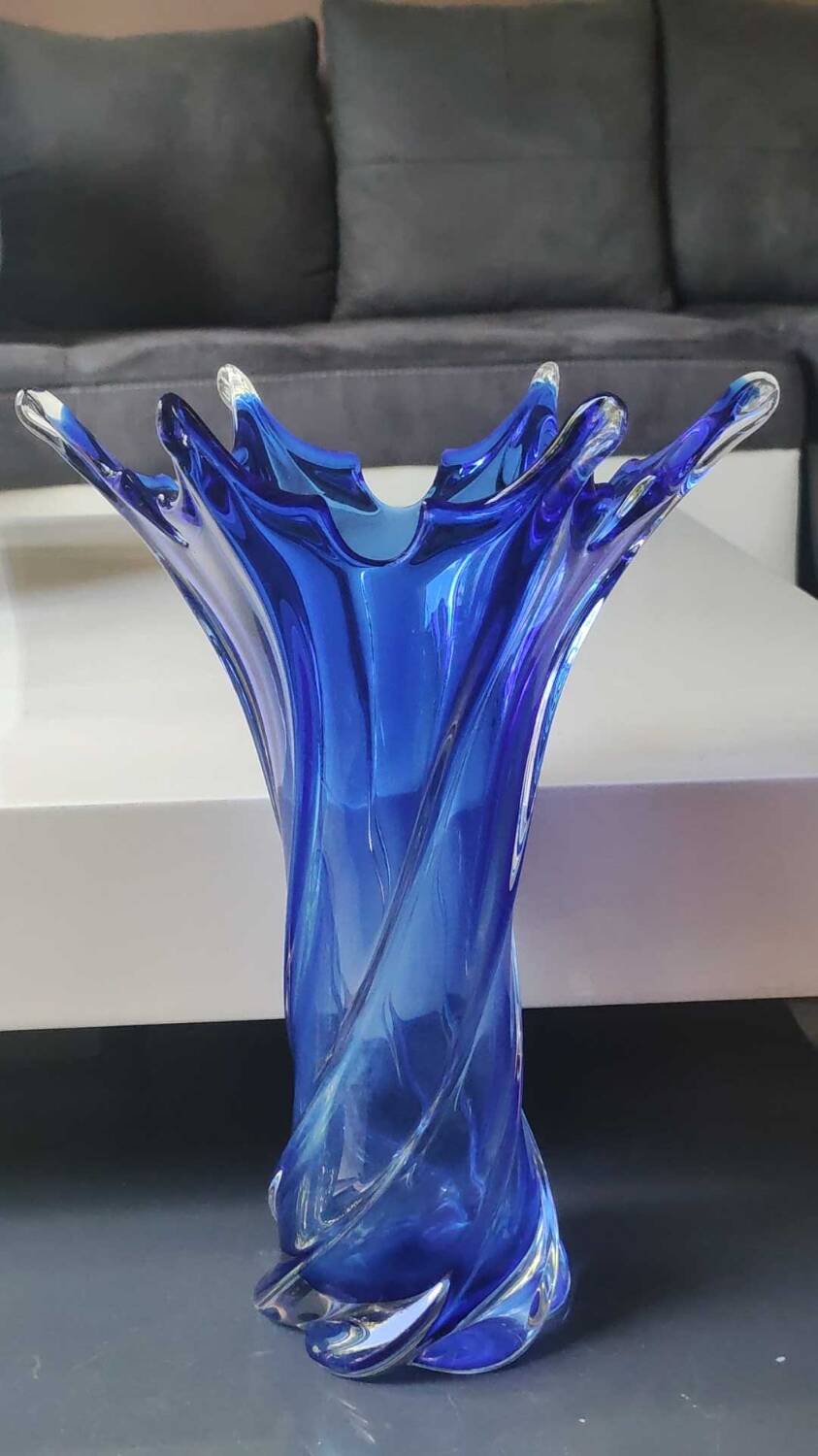 Large murano vase in blown art glass, cobalt blue. star shape. dim 30 x 22 cm