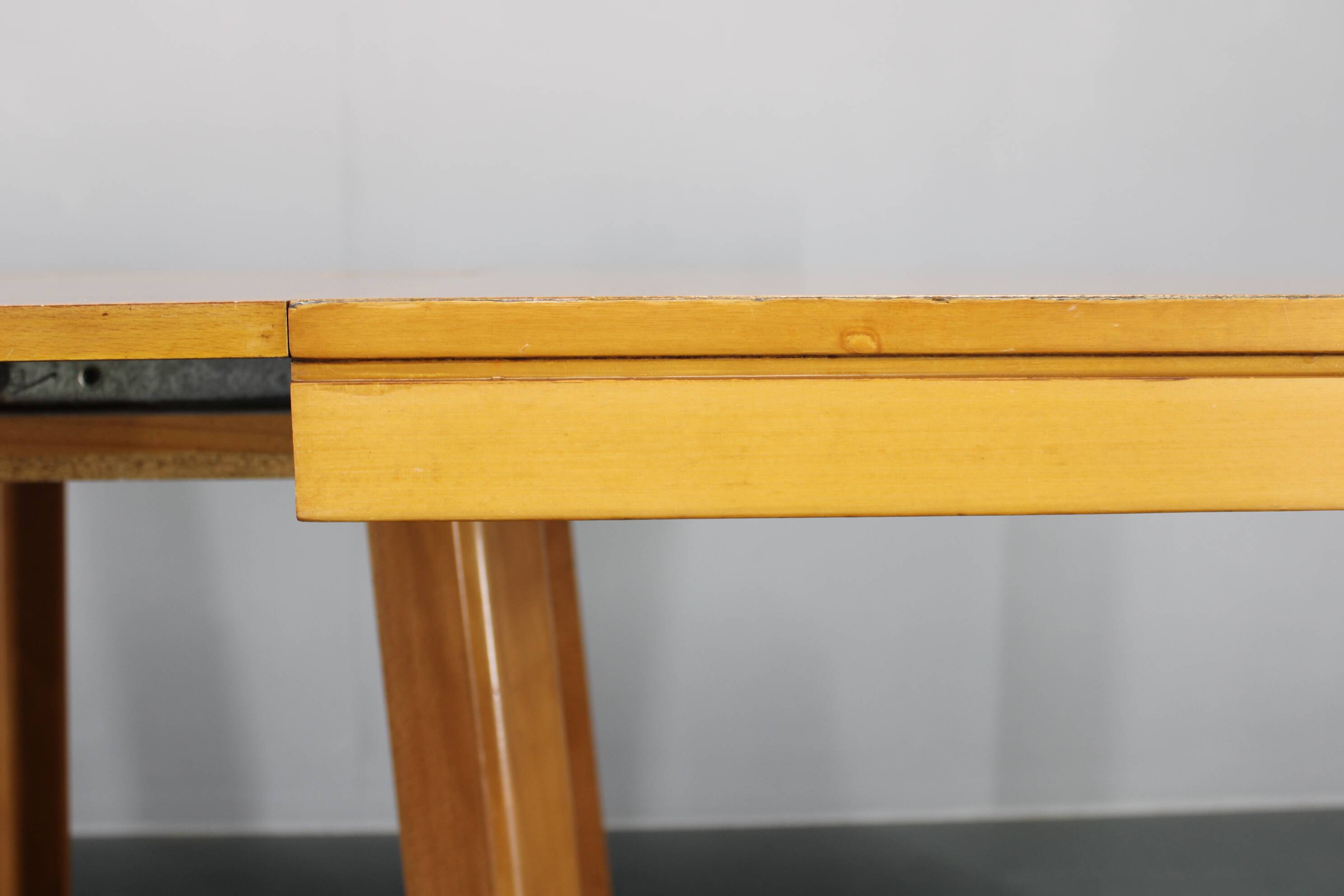 1970s Italian Extendable Dining Table in Maple Finish
