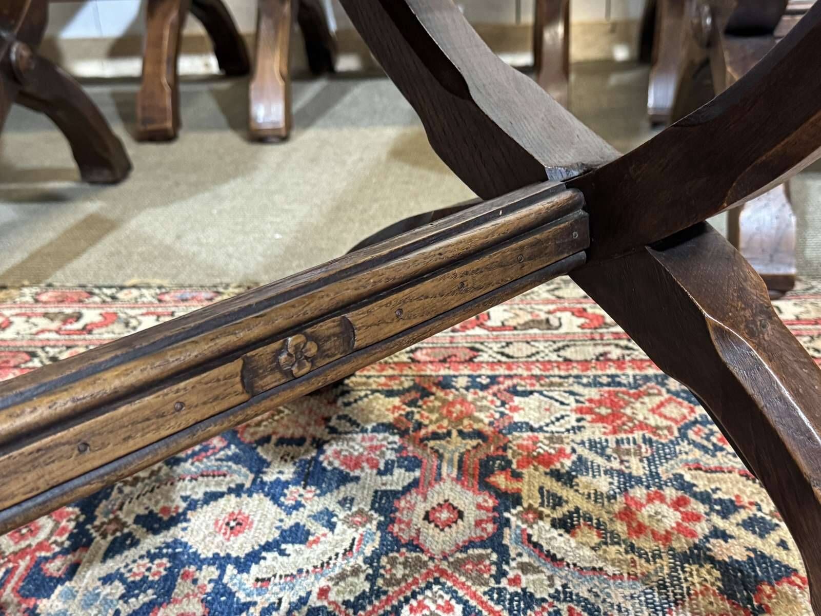 Suite de 6 chaises et 2 fauteuils en chêne et cuir à décor gothique