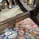 Suite de 6 chaises et 2 fauteuils en chêne et cuir à décor gothique