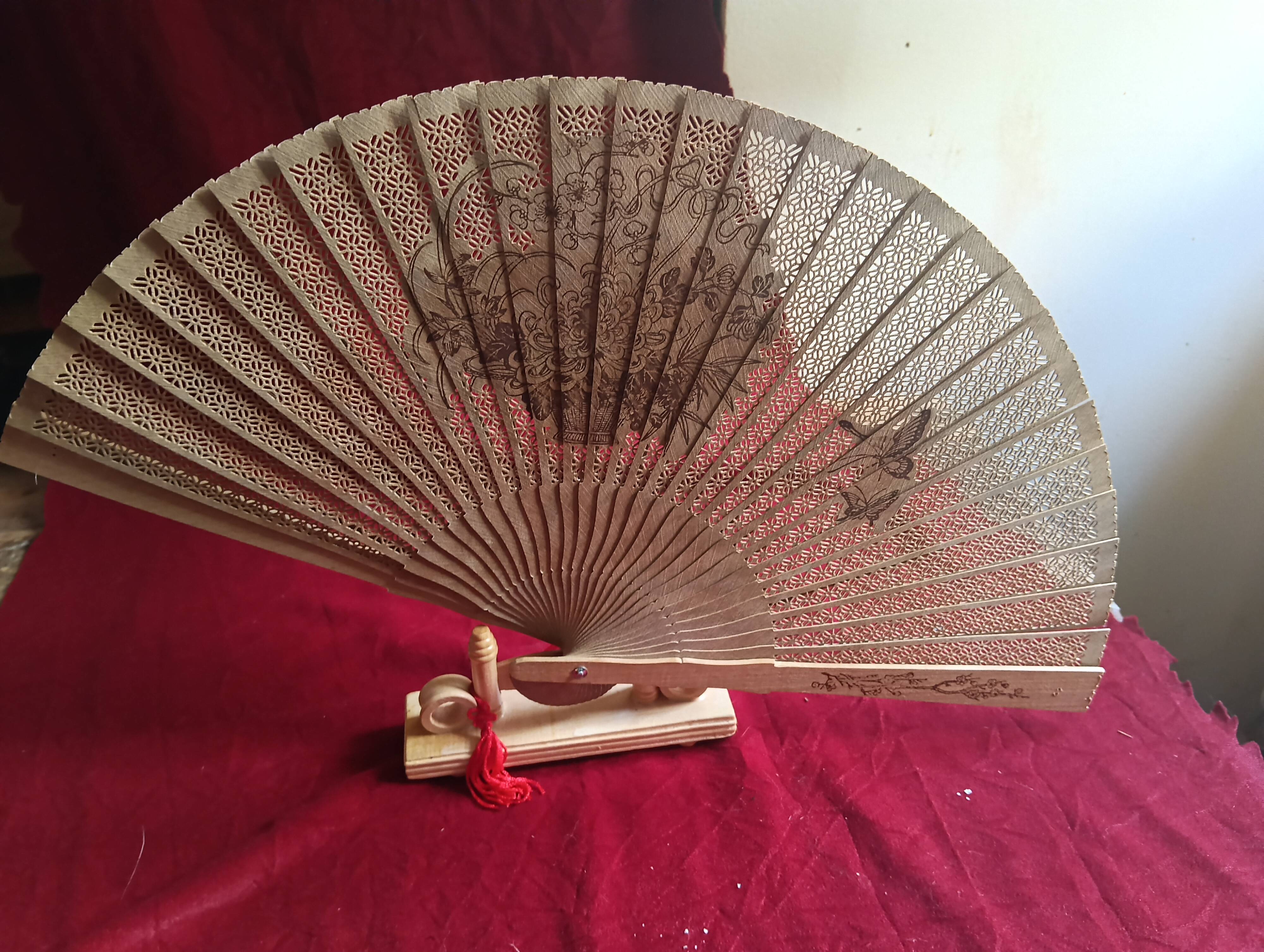 Eventail vintage en bois ajoure