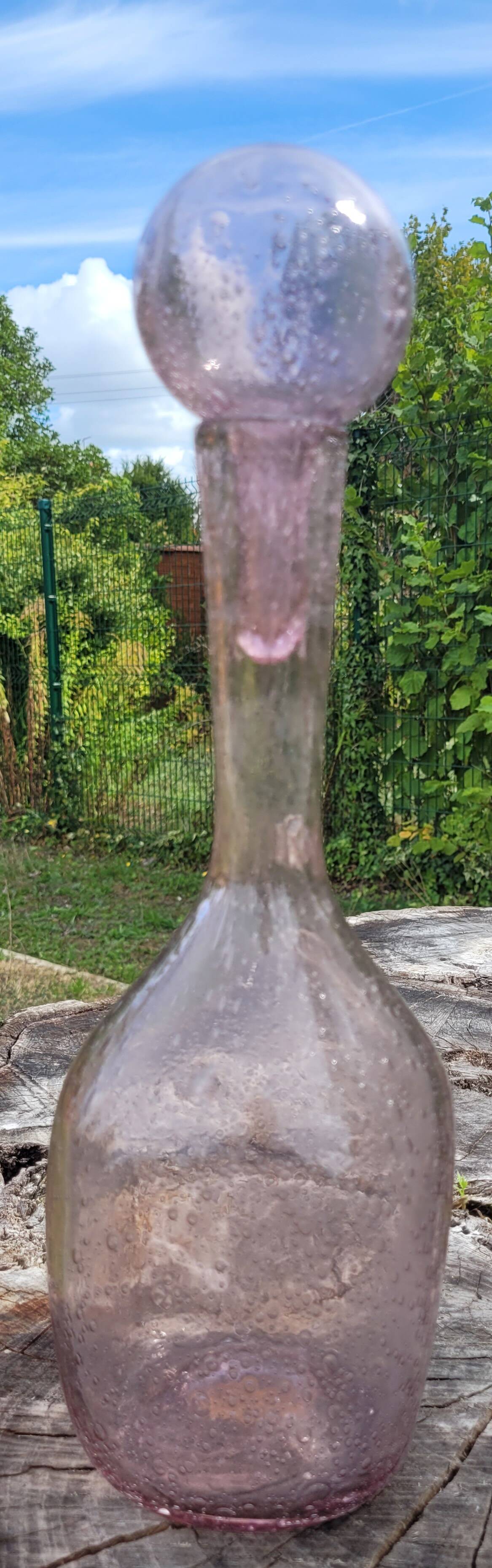 Bouteille en verre soufflé bullé, style verrerie Biot.