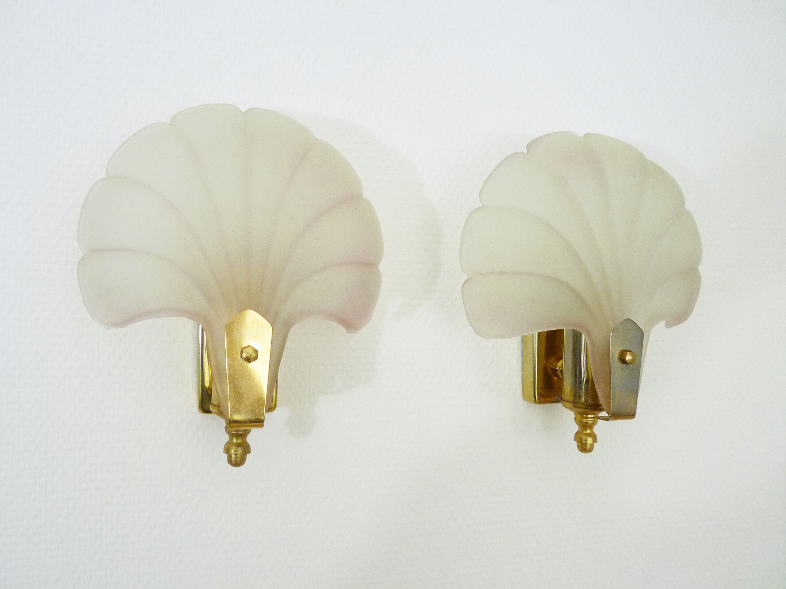 Paire d'appliques murales coquillage en verre grivré, métal doré et laiton des années 70