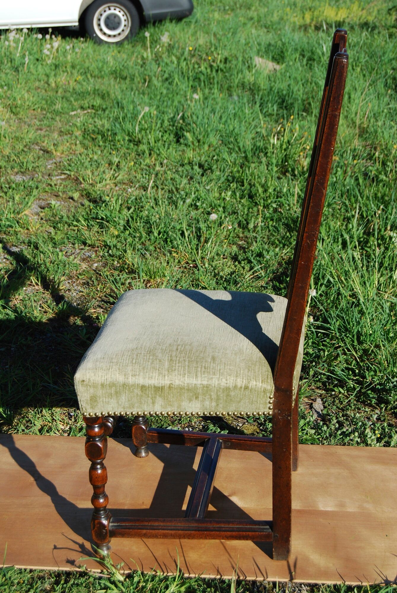 Louis XIII walnut chair feet in balustre brace in H
