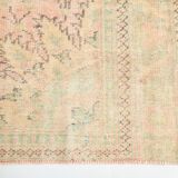 Tapis d’Anatolie ancien tons pastel rose poudré et vert, 231x330 Cm