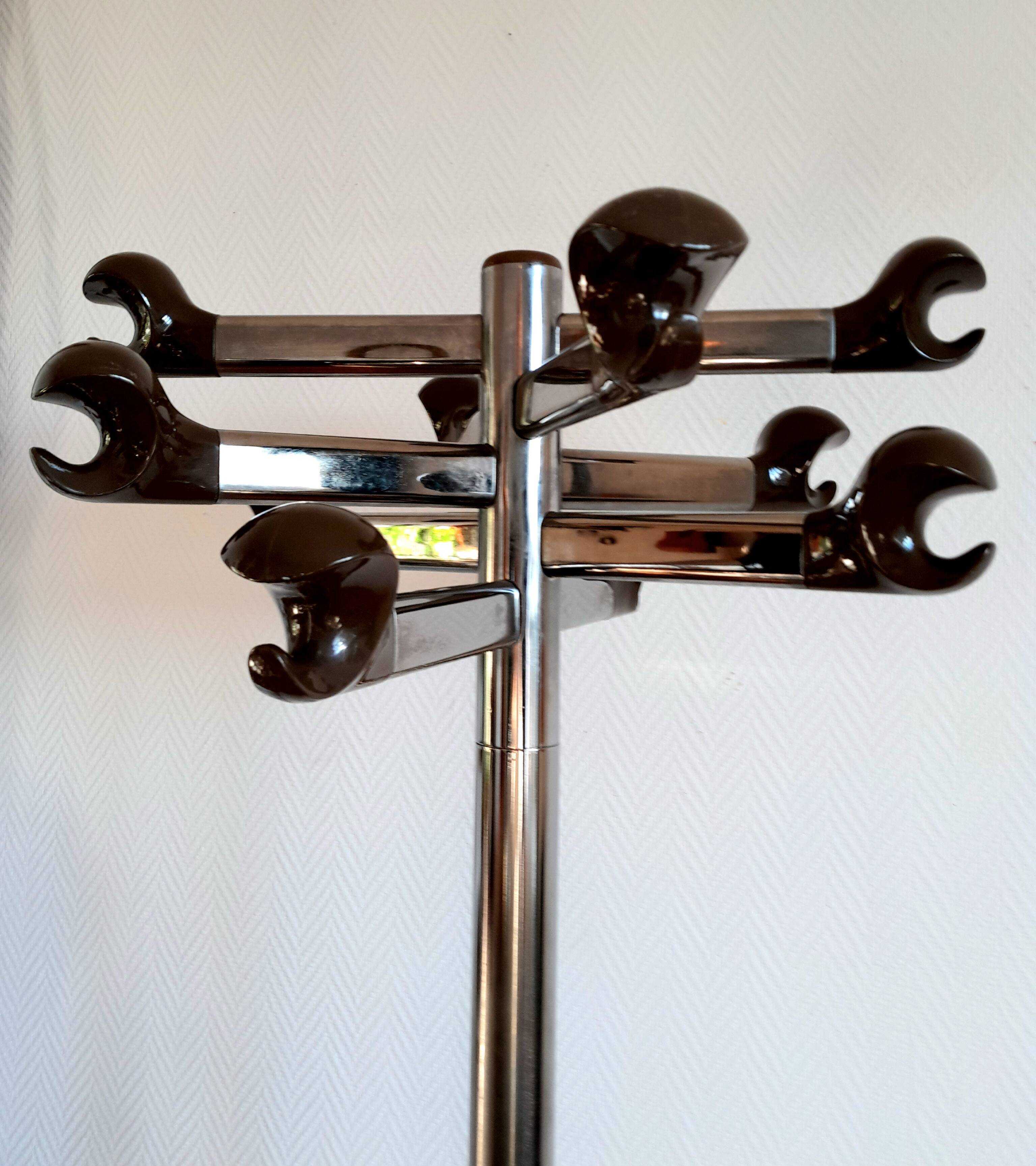 Space age 1970 coat rack in chromed metal and Bakelite
