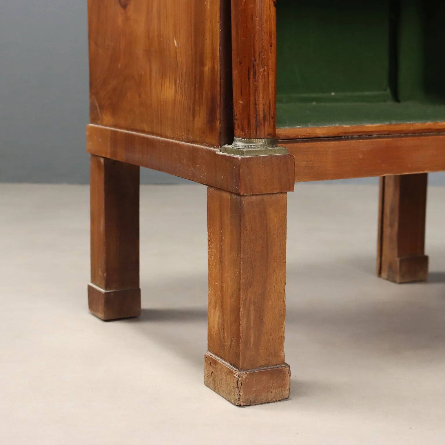 Antique bedside table in poplar with walnut veneer, 19th century.